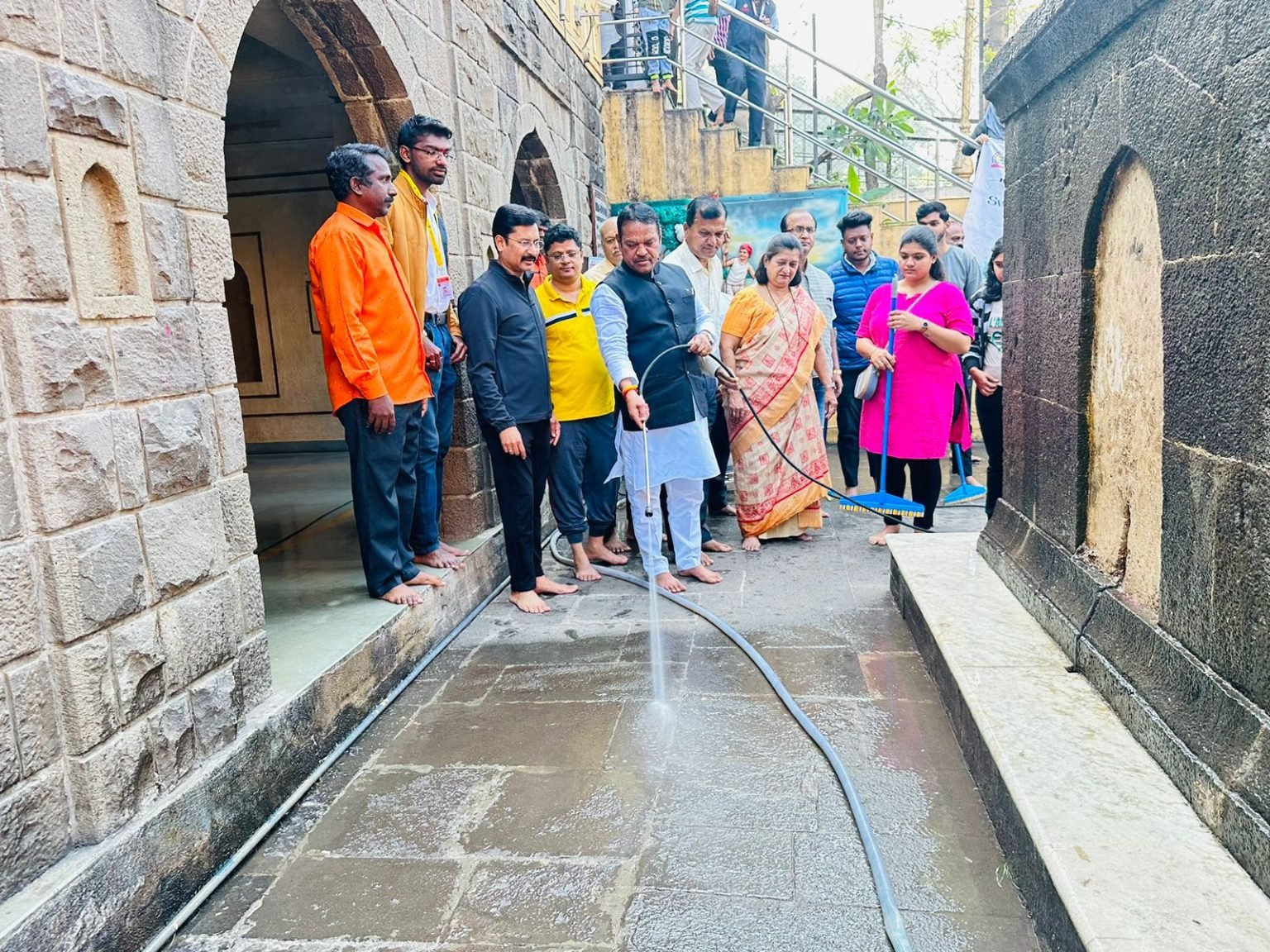 खासदार श्रीरंग बारणे यांची मोरया गोसावी मंदिरात स्वच्छता मोहीम