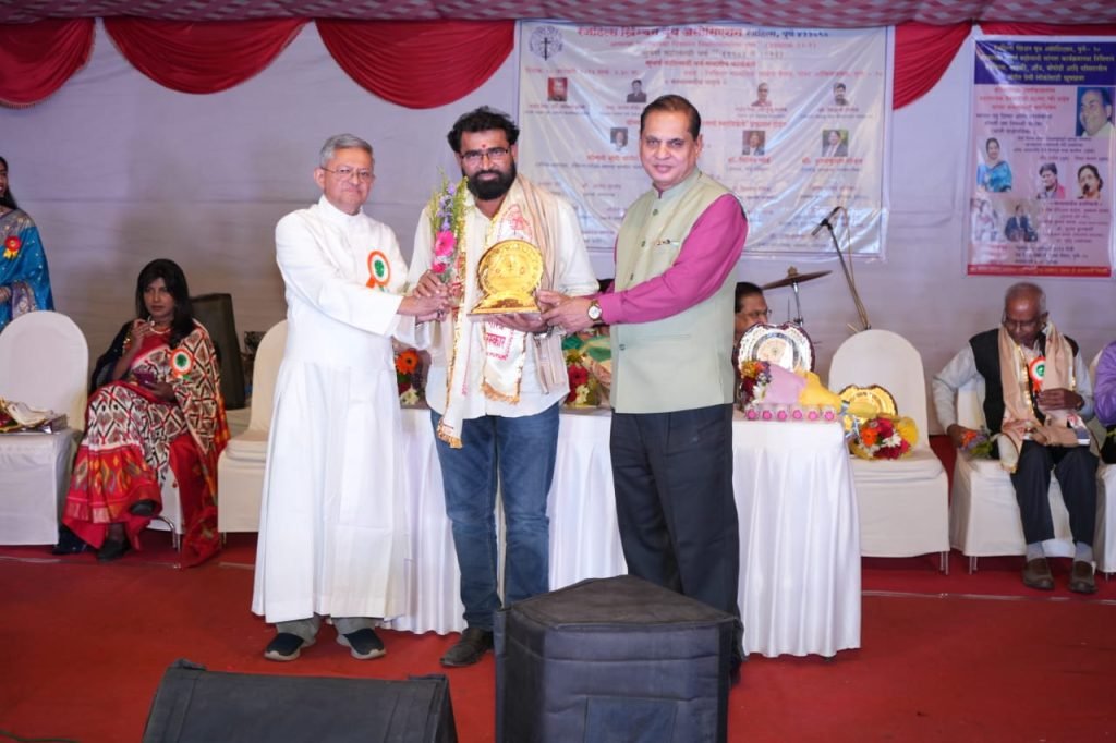 रेंजहिल्स ख्रिश्चन युथ असोसिएशनतर्फे अरुण पवार यांचा सन्मान