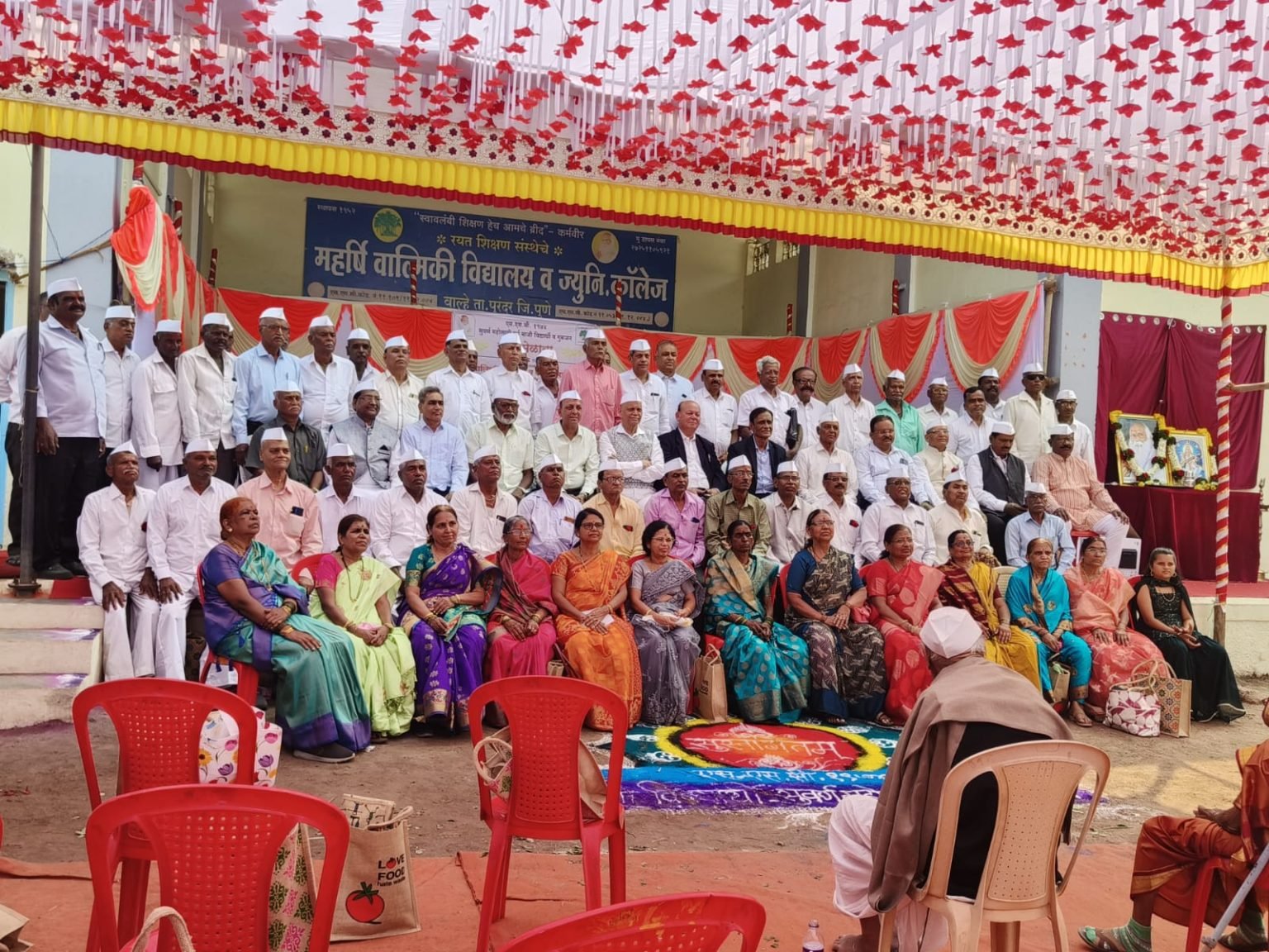 वाल्हे येथे महर्षी वाल्मिकी विद्यालयात माजी विद्यार्थ्यांनी दिला जुन्या आठवणींना उजाळा