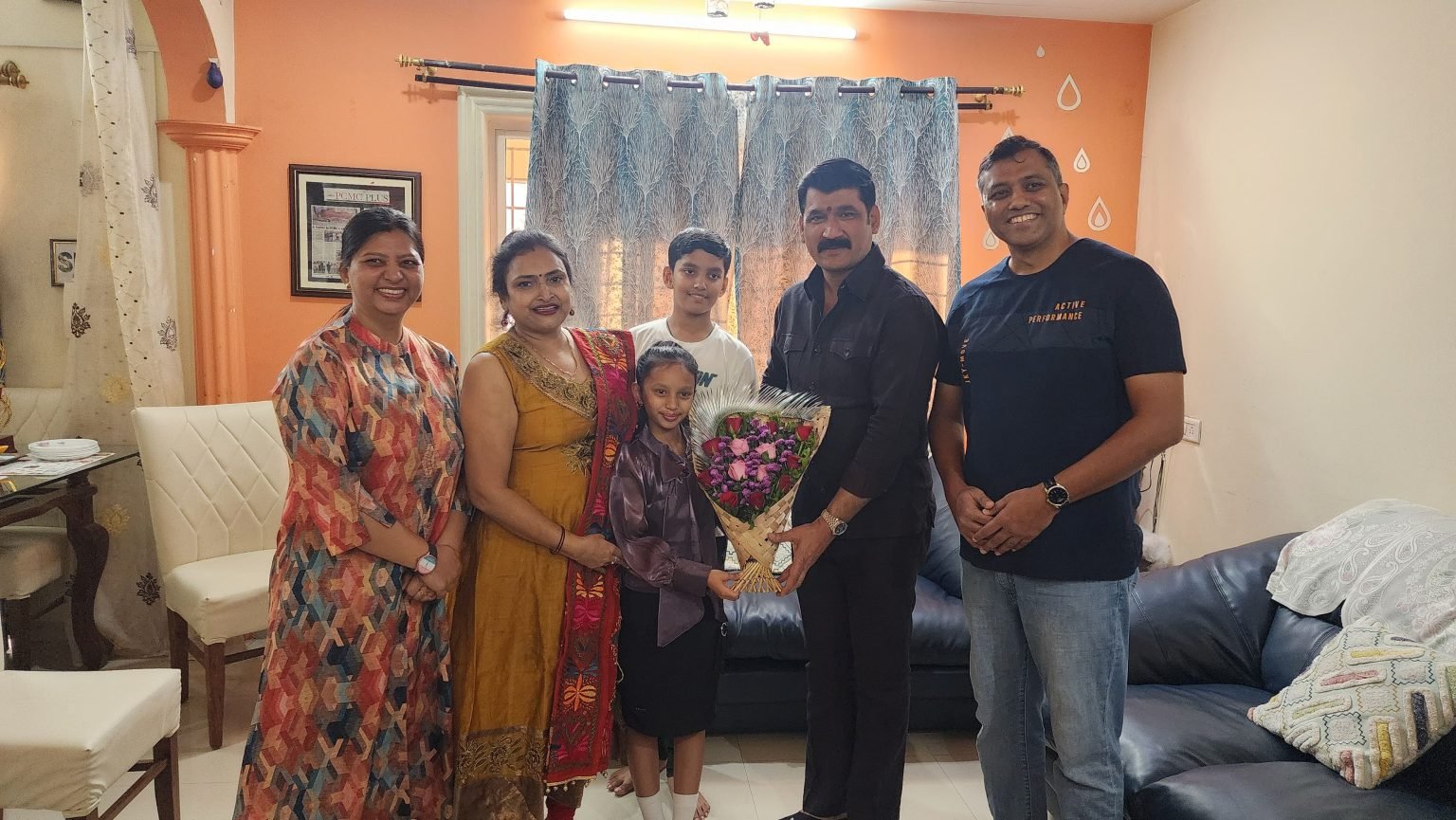 नाना काटे यांच्या हस्ते अयांशी भारद्वाज हिने ‘चॅम्पियन ऑफ चॅम्पियन्स’ पुरस्कार पटकावल्याबद्दल तिचा सन्मान व सत्कार