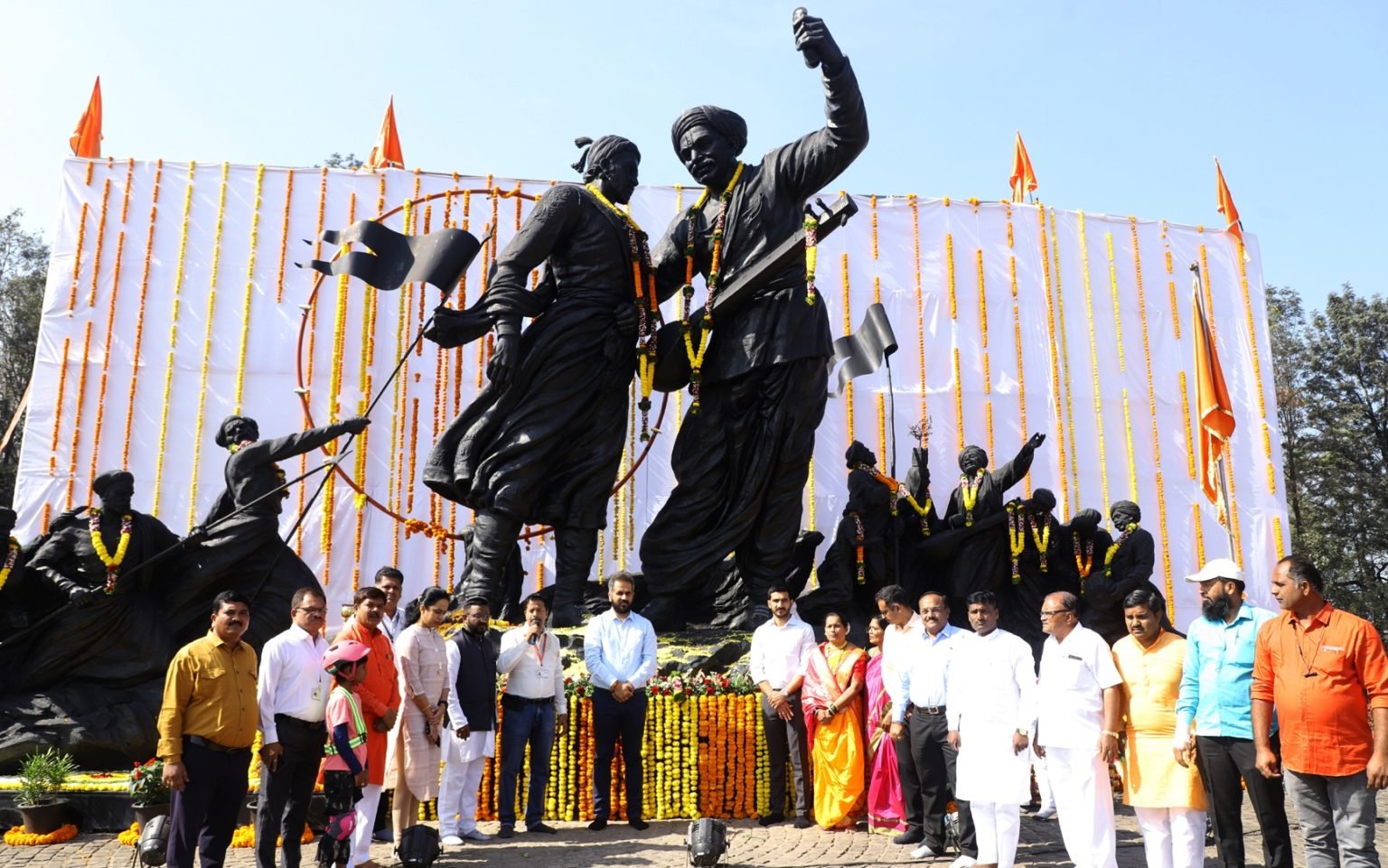 महानगरपालिकेच्या वतीने छत्रपती शिवाजी महाराज जयंती निमित्त शहरातील विविध पुतळ्यांस पुष्पहार अर्पण करून अभिवादन