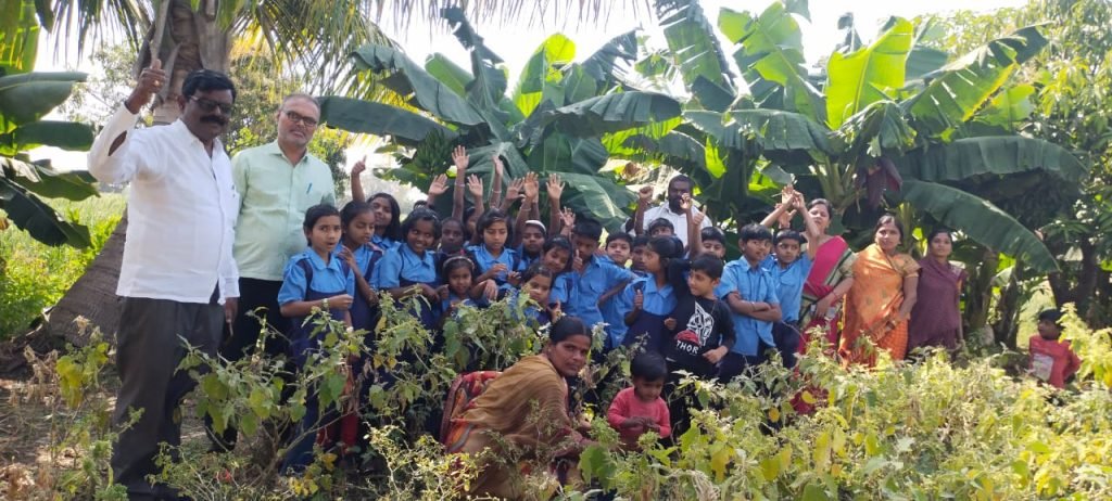 भिंतीबाहेरची शाळा ः लातूर येथील जिल्हा परिषद प्राथमिक शाळेचा अभिनव उपक्रम