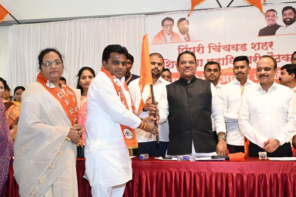 ठाकरे गटाला धक्का, उपशहरप्रमुखांसह कार्यकर्त्यांचा शिवसेनेत प्रवेश खासदार श्रीरंग बारणे यांनी शिवबंधन बांधून केले स्वागत