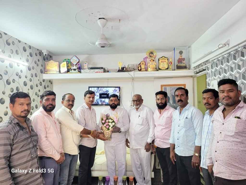 रिक्षा चालकांकडून बाबा कांबळे यांचा सन्मान