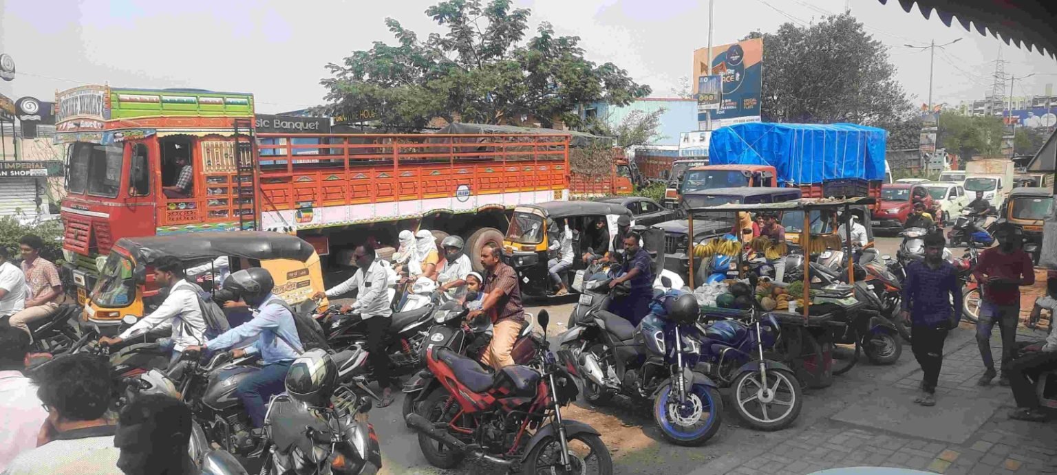 मोशी-गायकवाड वस्तीतील ‘साहिल ओम पार्क’ सोसायटीसमोरील अर्धवट रस्त्यामुळे डोकेदुखी वाढली