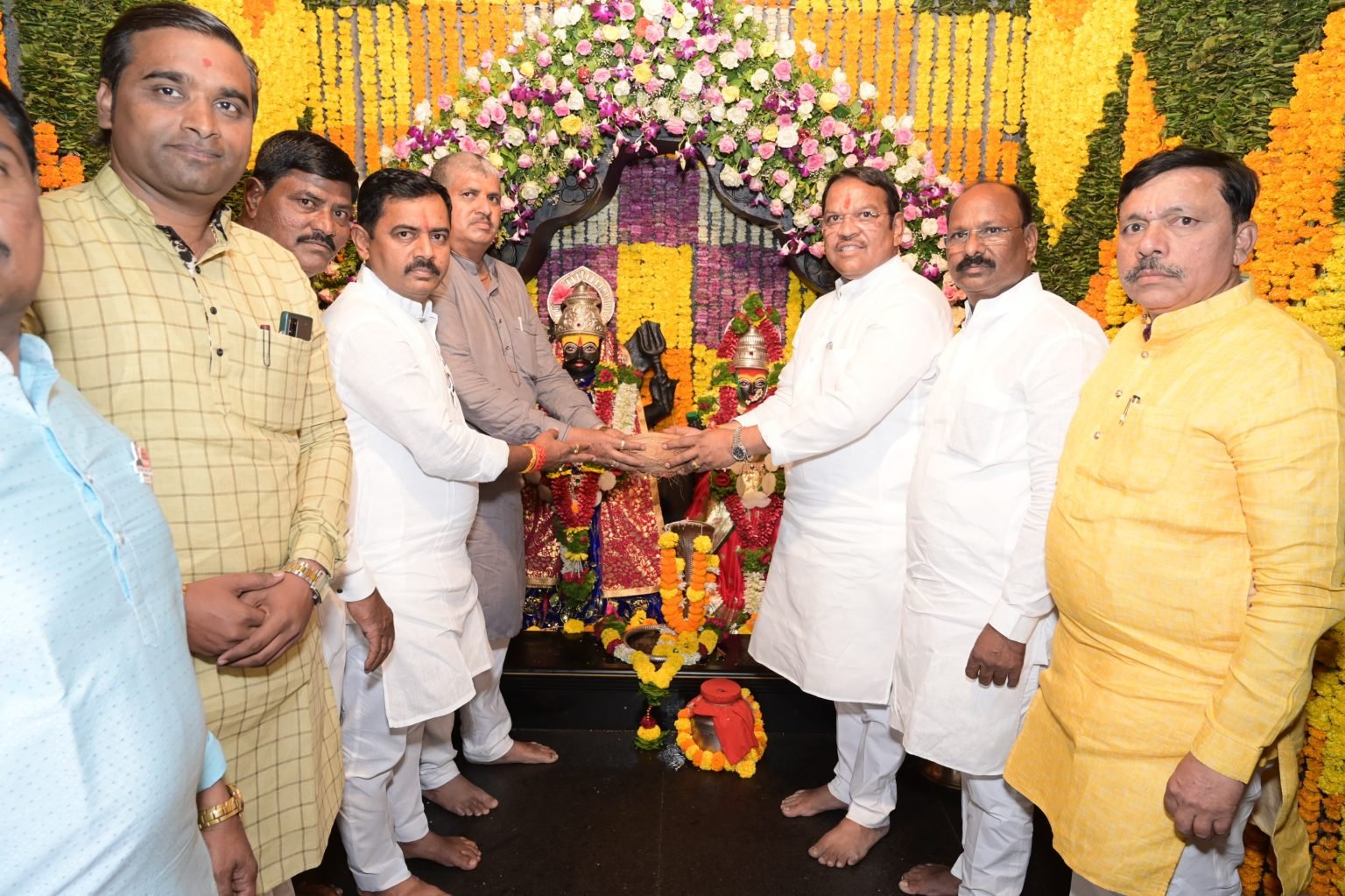श्री डोळसनाथ महाराजांचे दर्शन घेत बारणे यांनी दिल्या तळेगावकरांना गुढीपाडव्याच्या शुभेच्छा