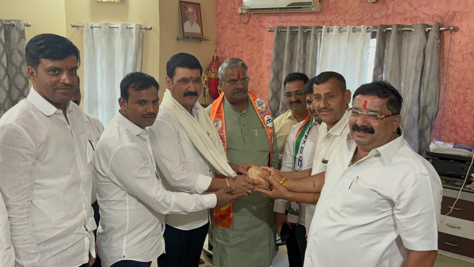 मोशी येथील राष्ट्रवादी काँग्रेस पार्टी कार्याध्यक्ष पिंपरी चिंचवड शहर ग्राहक संरक्षण गणेश साहेबराव सस्ते यांच्या निवासस्थानी शिवाजीराव आढळराव यांनी दिली भेट