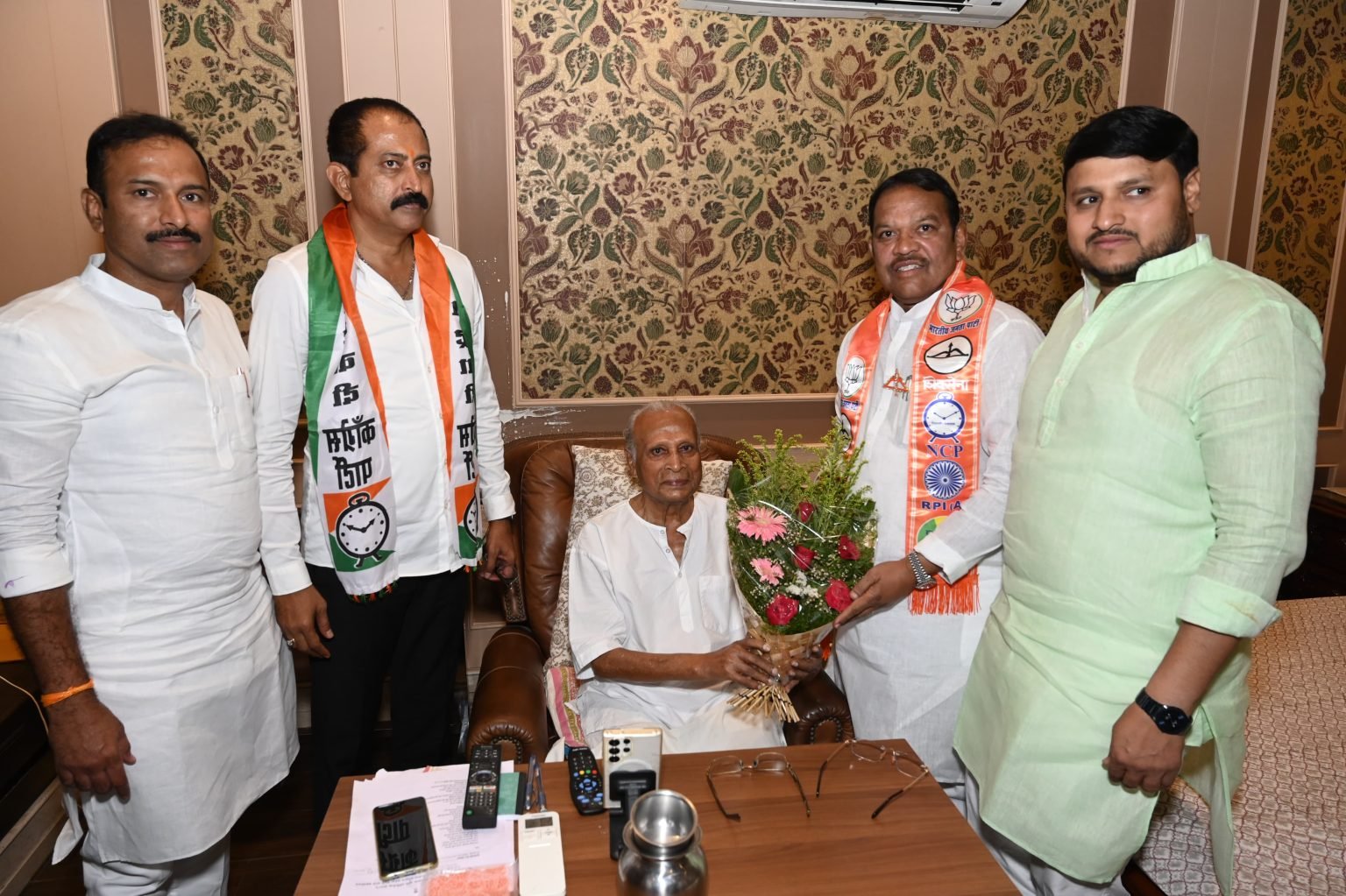 कृष्णराव भेगडे यांचे आशीर्वाद घेऊन बारणे यांचा तळेगावात प्रचार