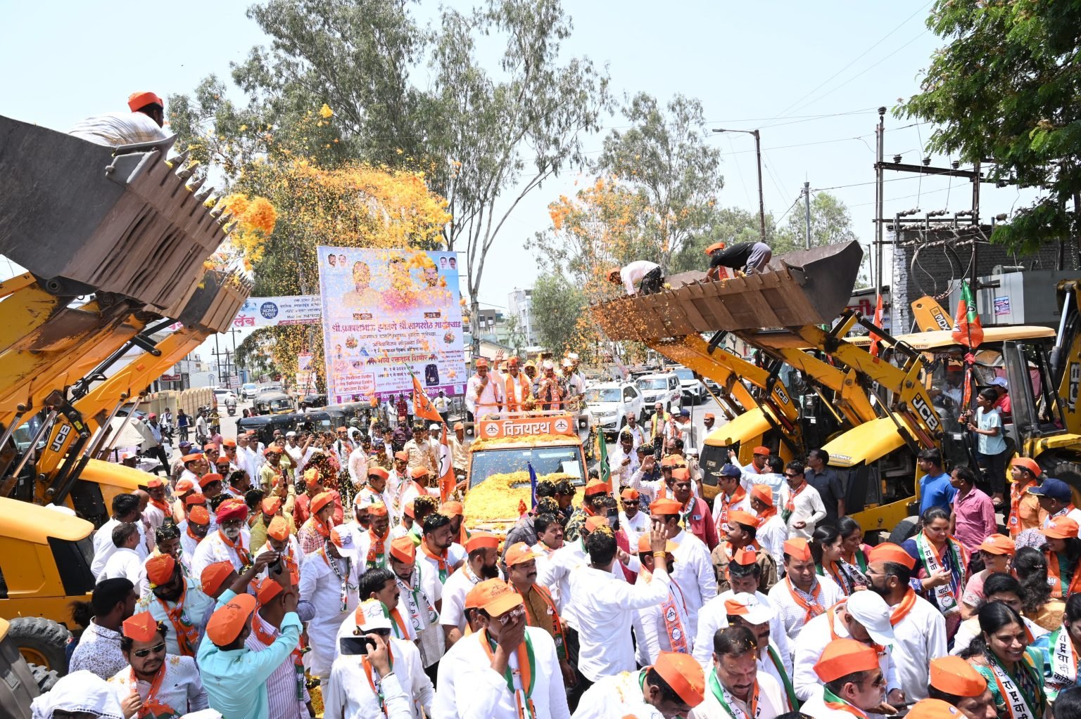 जगद्गुरुंच्या चरणी नतमस्तक होऊन बारणे यांचा मावळात प्रचाराचा धुमधडाका