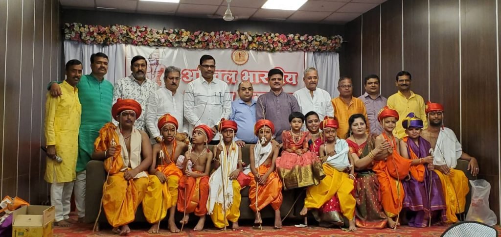 प्राधिकरण निगडी येथे सामुदायिक व्रतबंध सोहळा