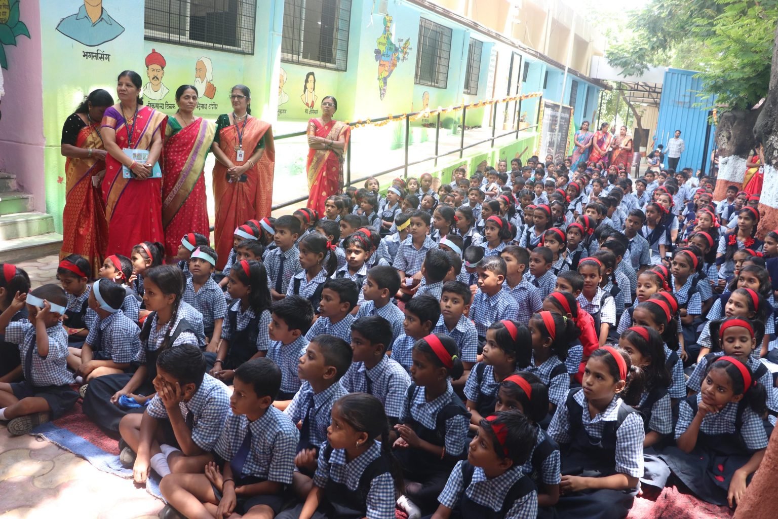 प्रशासन अधिकारी यांनी औक्षण करून केले विद्यार्थांचे स्वागत