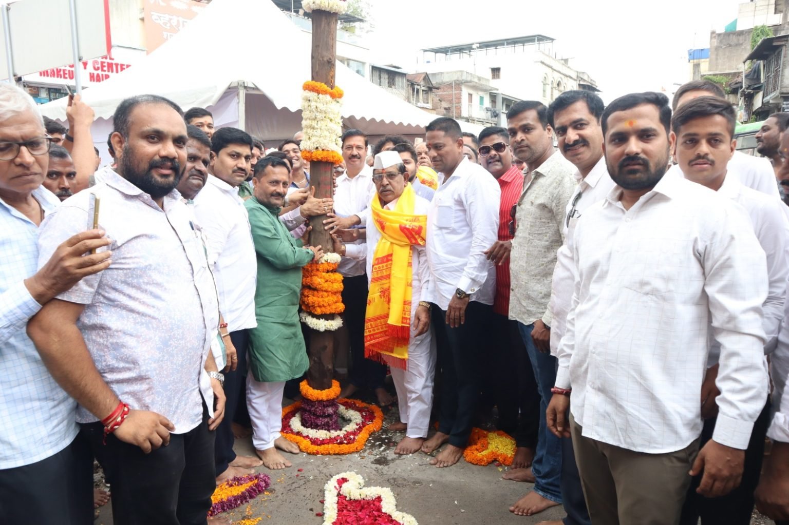 ‘दगडूशेठ’ च्या गणेशोत्सव सजावटीचा वासापूजनाने श्रीगणेशा