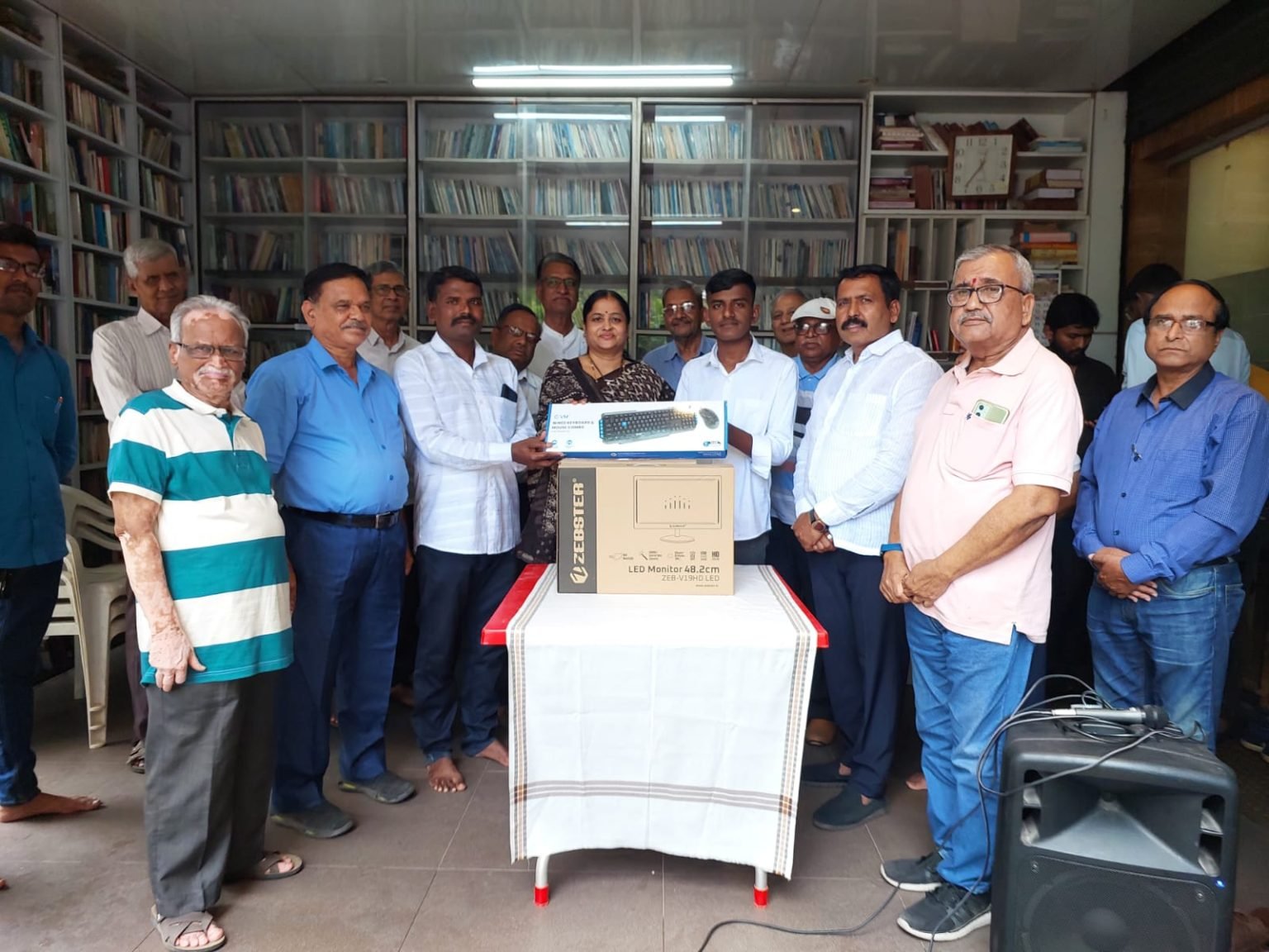 राजश्री शाहू महाराज यांच्या जयंतीनिमित्त नीट परीक्षार्थी विद्यार्थ्याला उन्नती सोशल फाऊंडेशन तर्फे कॉम्प्युटर संच