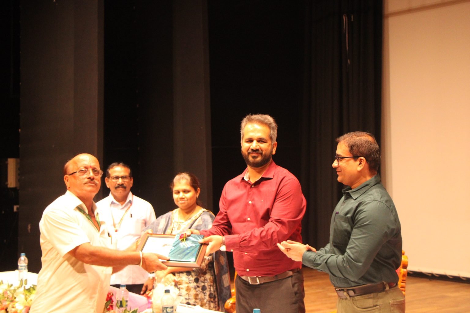 आयुक्त शेखर सिंह यांच्या हस्ते करसंकलनामध्ये विशेष कामगिरी करणाऱ्या कर्मचाऱ्यांचा सत्कार