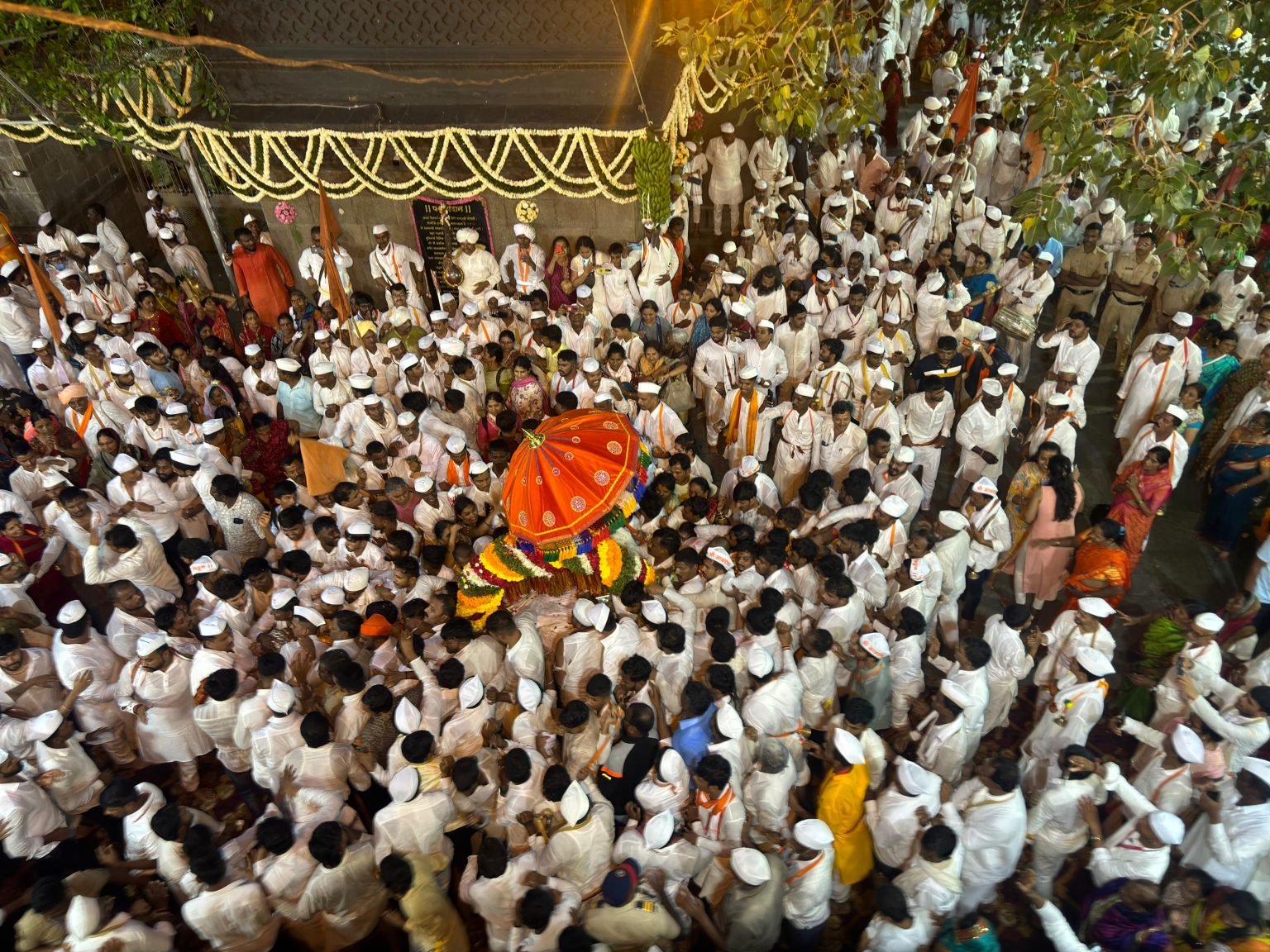 आषाढी कार्तिकी पंढरीची वारी ।। साधन निर्धारी आण नाही ।। आळंदीतून ज्ञानेश्वर महाराज पालखी सोहळ्याचे प्रस्थान