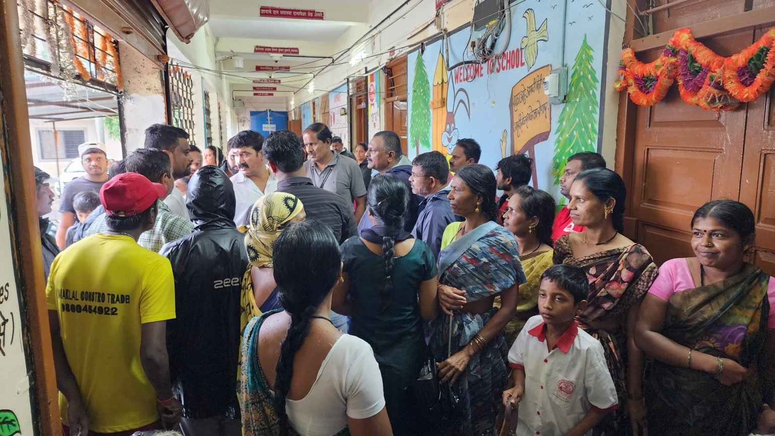 चिंचवडमध्ये अनेक ठिकाणी पाणी साचले, झाडे पडली; नाना काटे यांच्याकडून मदत कार्य सुरू