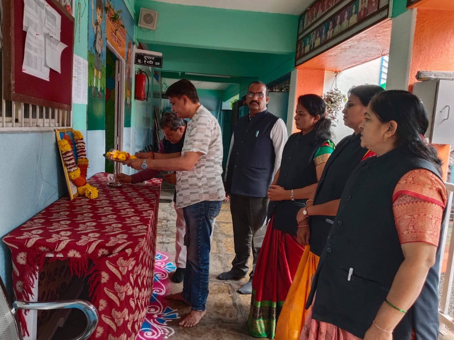 श्री शिवछत्रपती शिवाजीराजे माध्यमिक विद्यालय मध्ये लोकमान्य टिळकांना अभिवादन