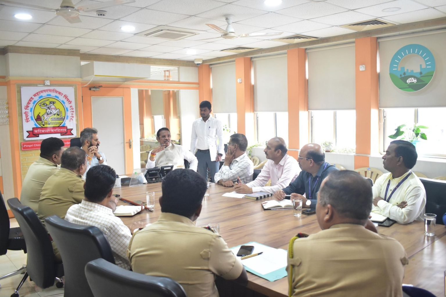 शहरातील खड्डे चार दिवसात बुजवा, शिवसेना खासदार श्रीरंग बारणे यांच्या अधिका-यांना सूचना