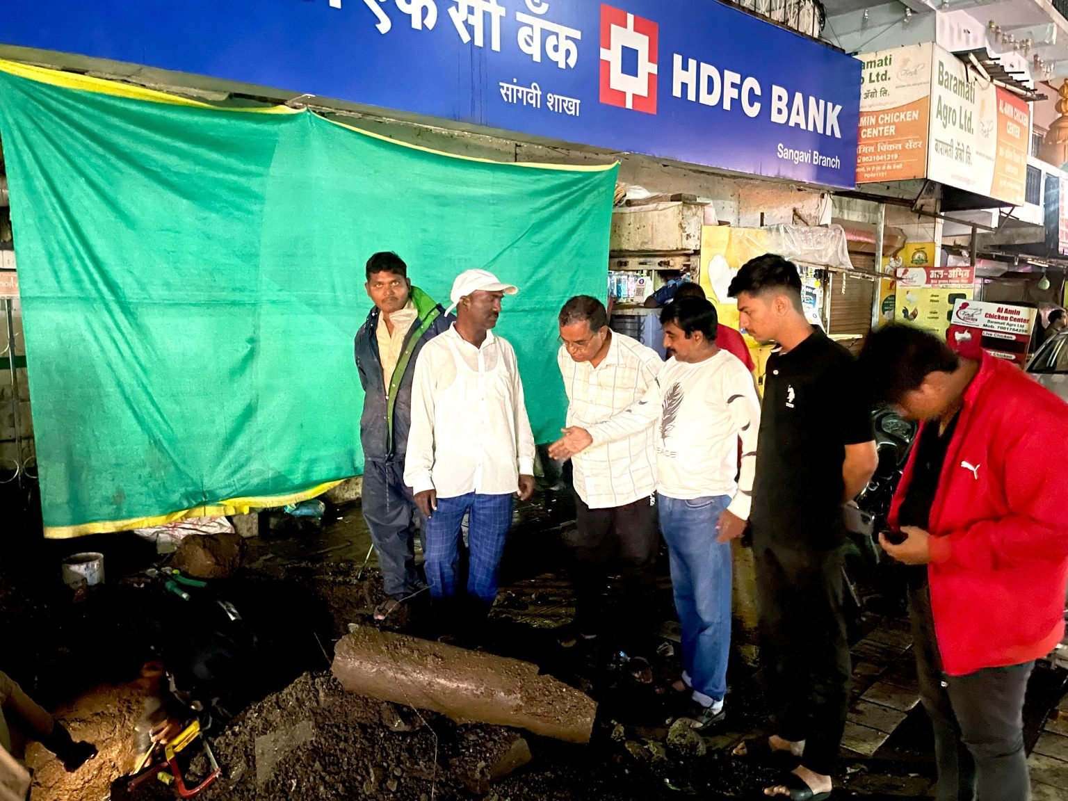 भर पावसात उभा राहून काम करून घेणारा तरुण