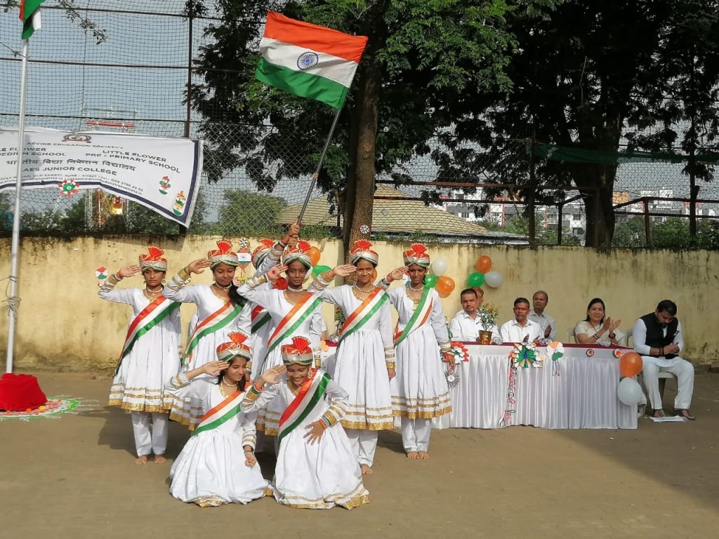 अरविंद एज्युकेशन सोसायटीत गुणवंत विद्यार्थ्यांच्या पालकांच्या हस्ते ध्वजारोहण