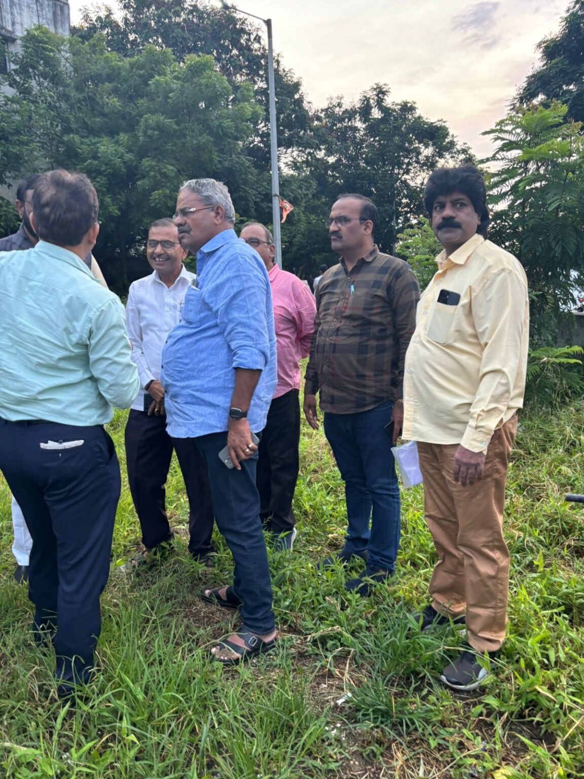 पुणे म्हाडा अध्यक्ष शिवाजीराव आढळराव पाटील यांनी संत तुकाराम नगर पिंपरी येथे म्हाडाच्या घरांची केली पाहणी