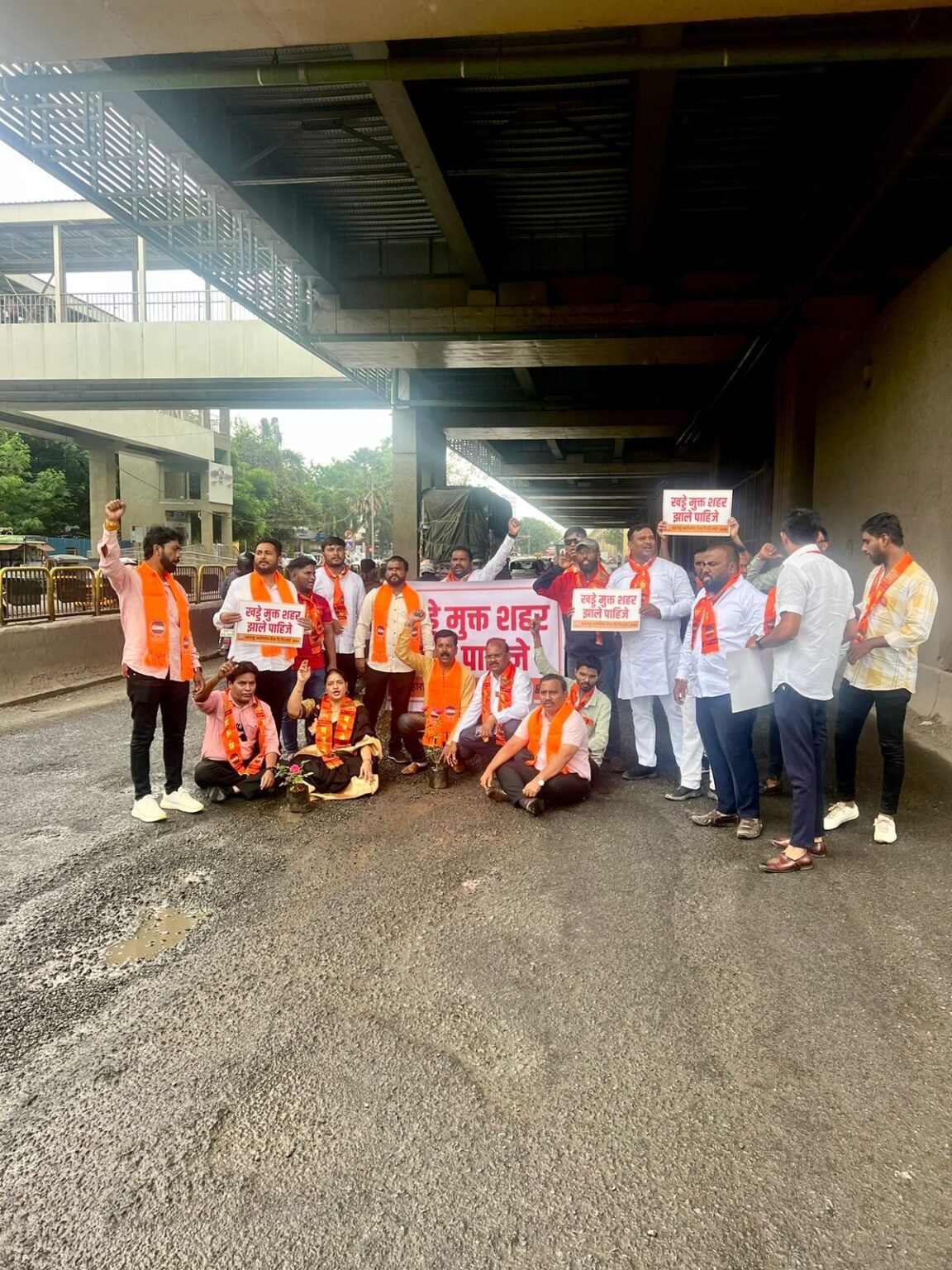 गणेशोत्सवापूर्वी पिंपरी चिंचवड शहर खड्डेमुक्त करा मनसेचे पिंपरी महापालिकेत आंदोलन