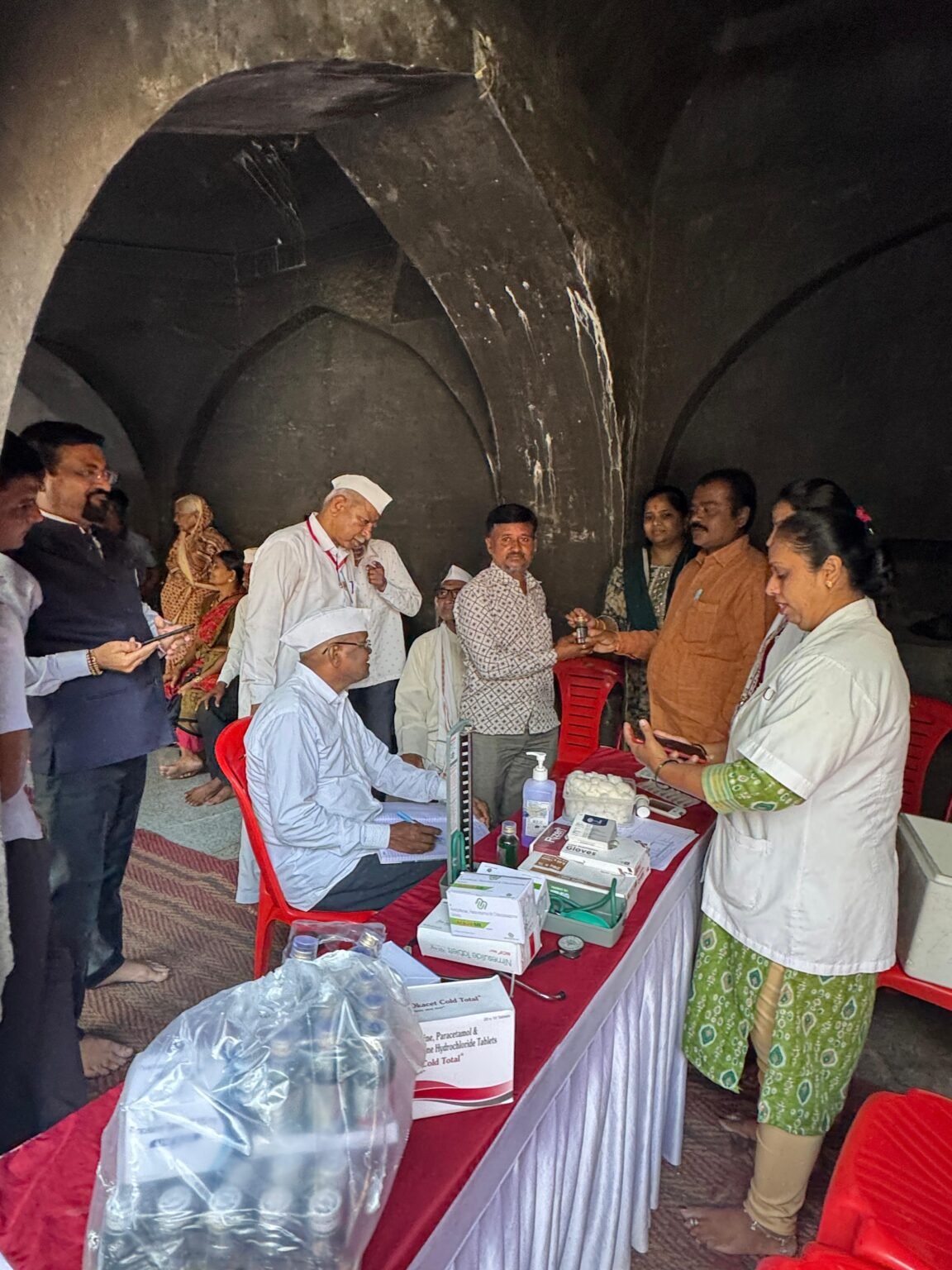 वारकरी बांधवांकरिता ‘ शरद पवार संजीवनी आरोग्य मित्र यांच्या वतीने फळ वाटप तसेच मोफत आरोग्य शिबिराचे आयोजन