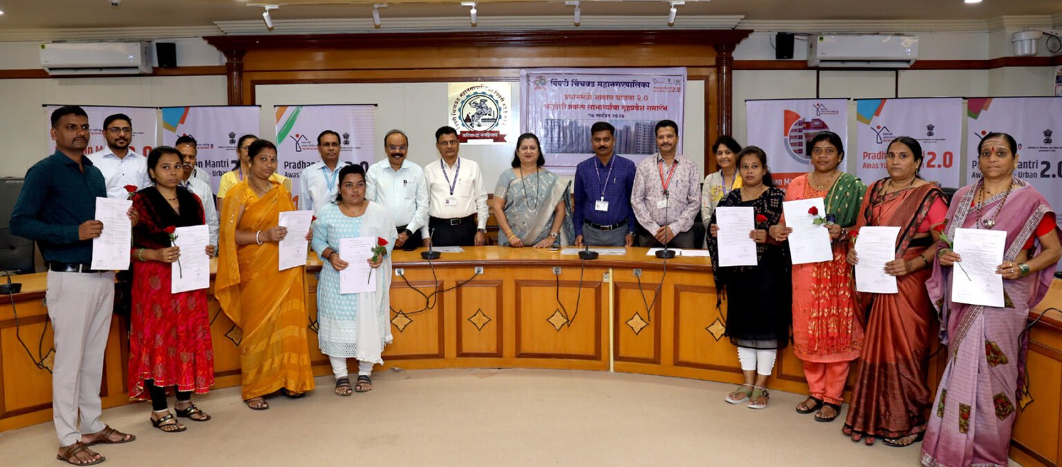 प्रधानमंत्री आवास योजनेतील आर्थिक दृष्ट्या दुर्बल घटकांसाठी महापालिकेच्या वतीने च-होली येथे उभारण्यात आलेल्या सदनिकांचे प्रातिनिधिक स्वरूपात लाभार्थ्यांना हस्तांतरण