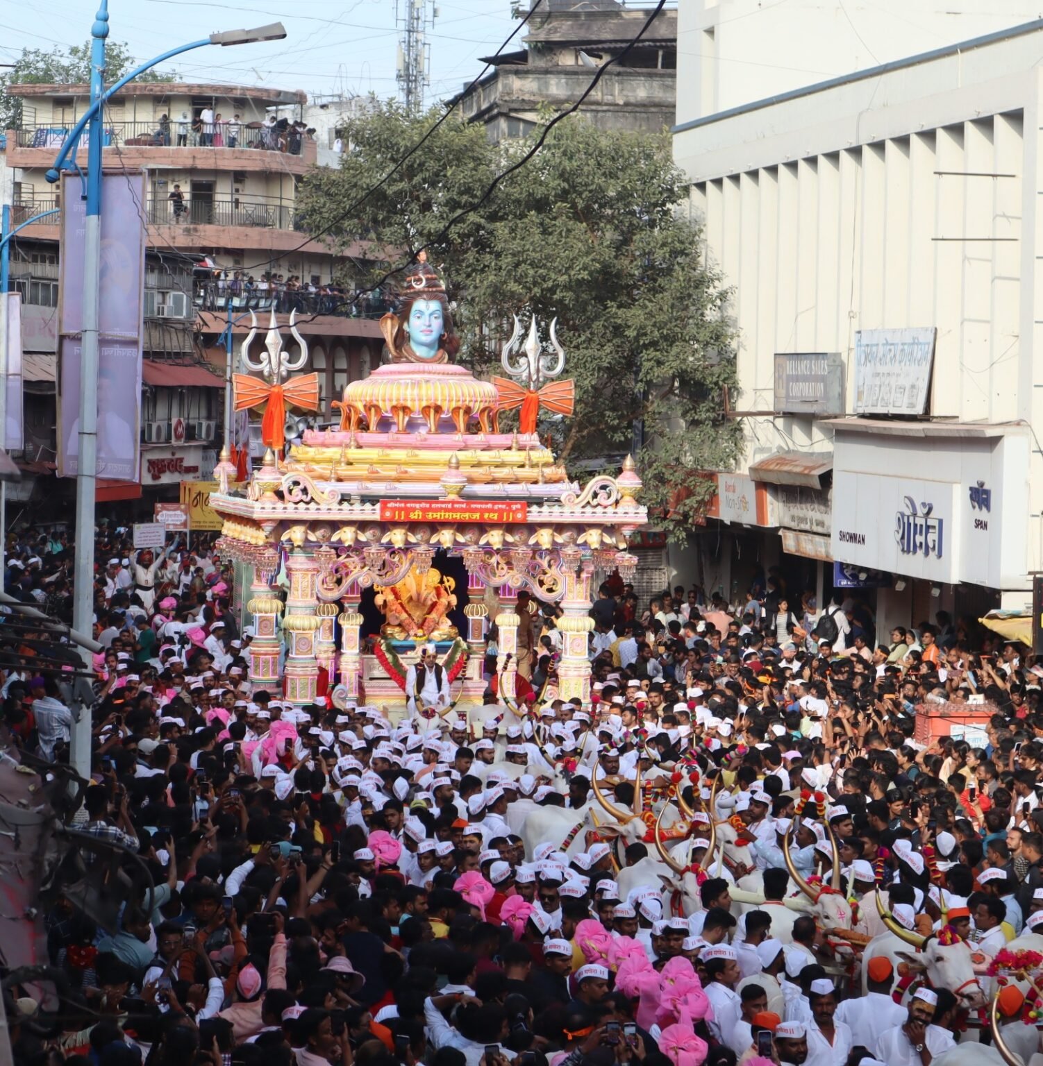 ‘दगडूशेठ’ च्या बाप्पांची श्री उमांगमलज रथातून सांगता मिरवणूक उत्साहात
