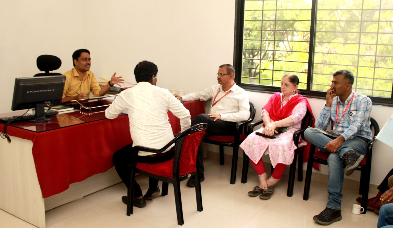 रस्त्यांवरील खड्डे वेळोवेळी बुजवावेत जनसंवाद सभेत नागरिकांनी मांडल्या सूचना