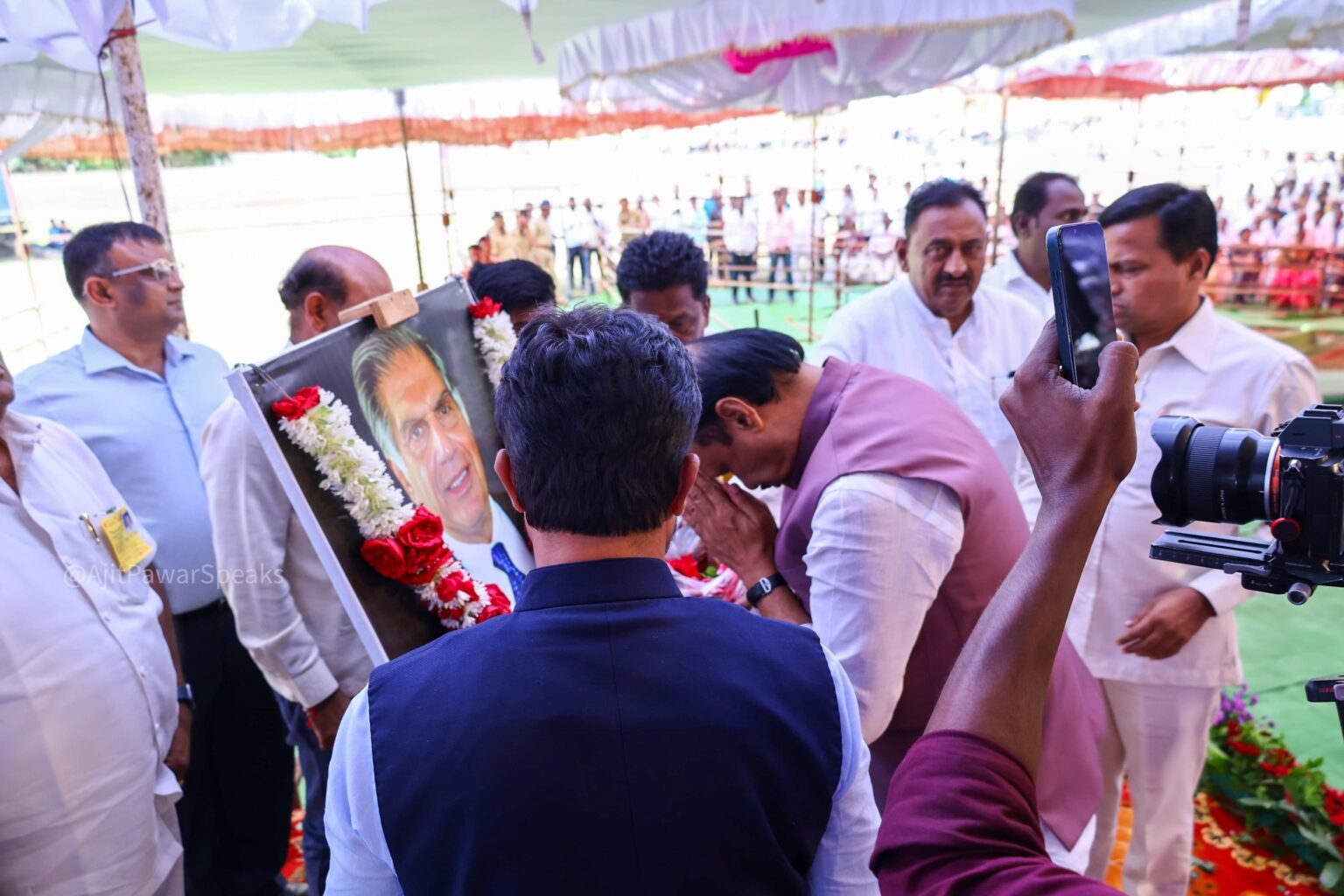 अजित पवार यांच्याकडून उद्योगपती रतन टाटा यांना श्रद्धांजली अर्पण
