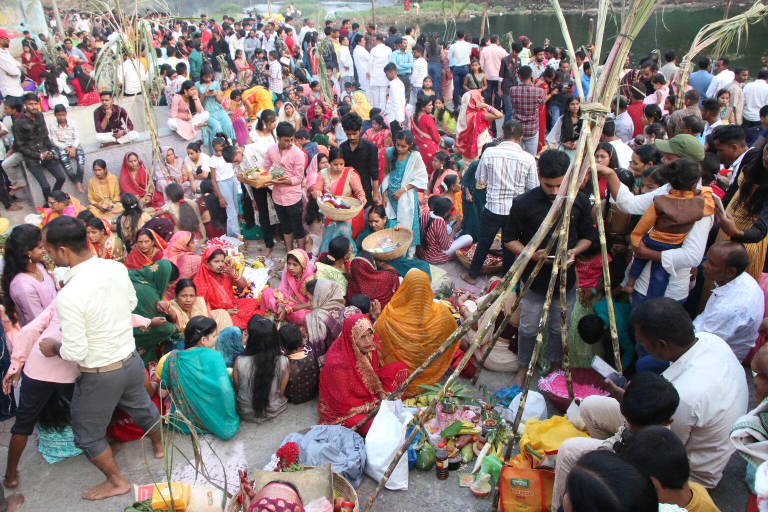 चिंचवडच्या पवना नदी घाटावर ” जय छठमाता ” च्या गजरात छठपूजा उत्सव संपन्न