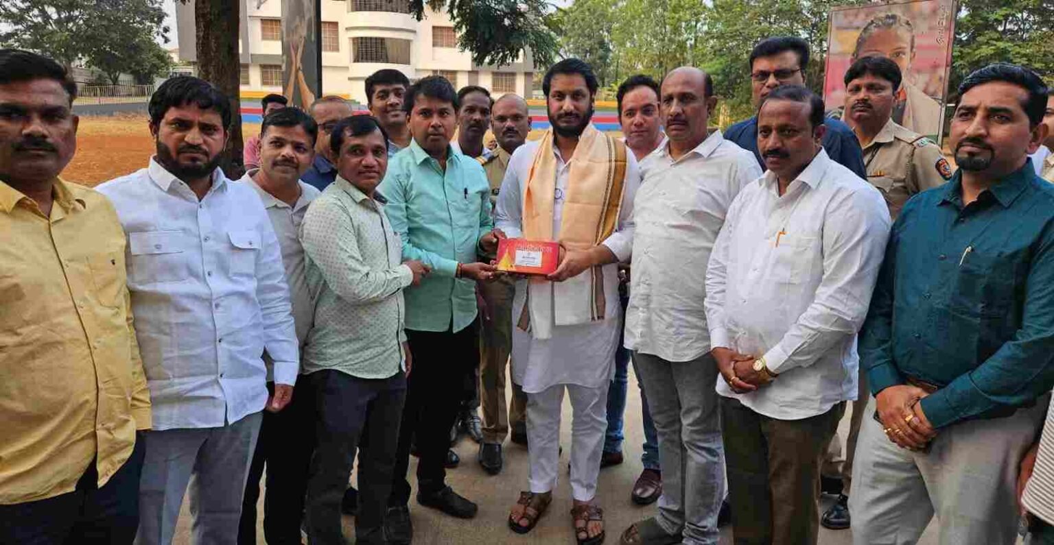 आ. अमित गोरखे यांची भेट घेत युवा नेते पार्थ पवारांनी दाखविला राजकीय शिष्टाचार