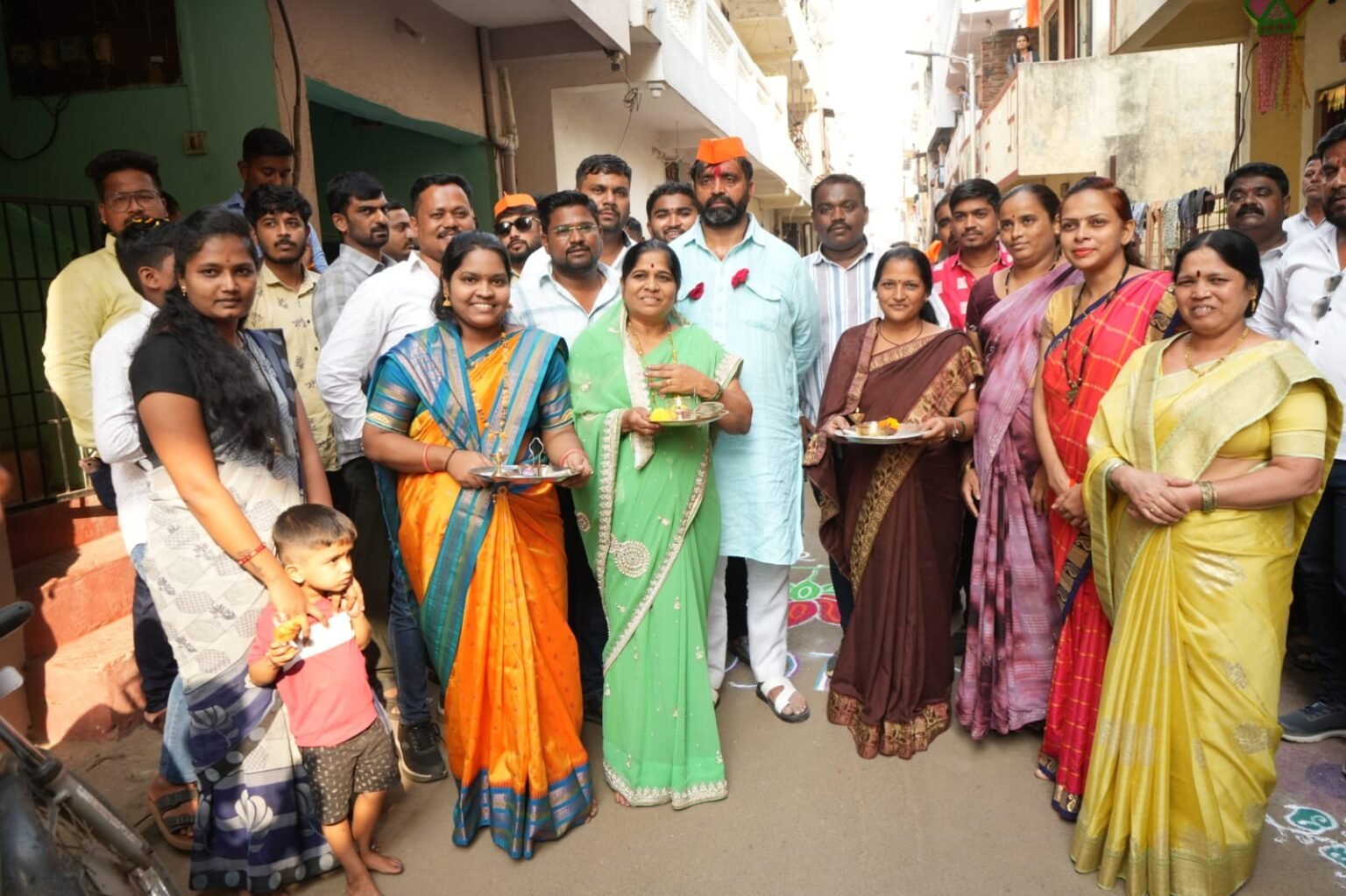 दिवाळीचे औचित्य साधून आमदार महेश लांडगे यांनी घेतले ज्येष्ठांचे आशीर्वाद