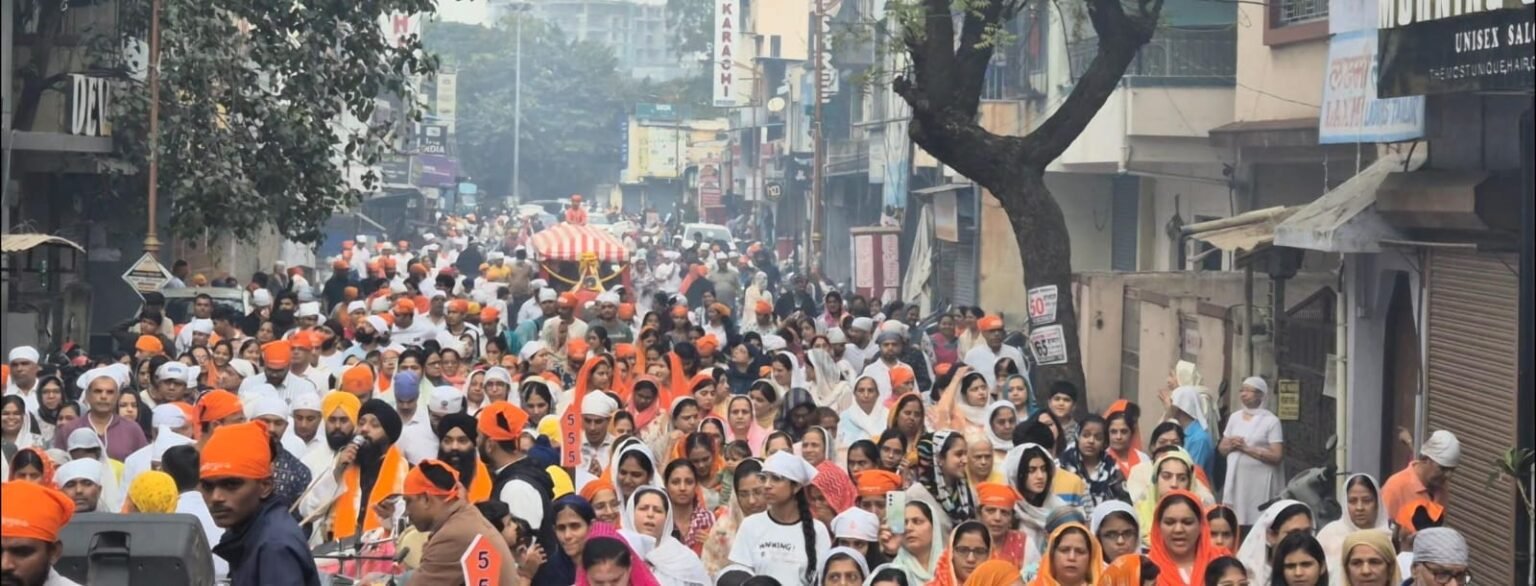पिंपरीमध्ये गुरूनानक जयंती निमित्त सिंधी समाज बांधवांची मिरवणूक