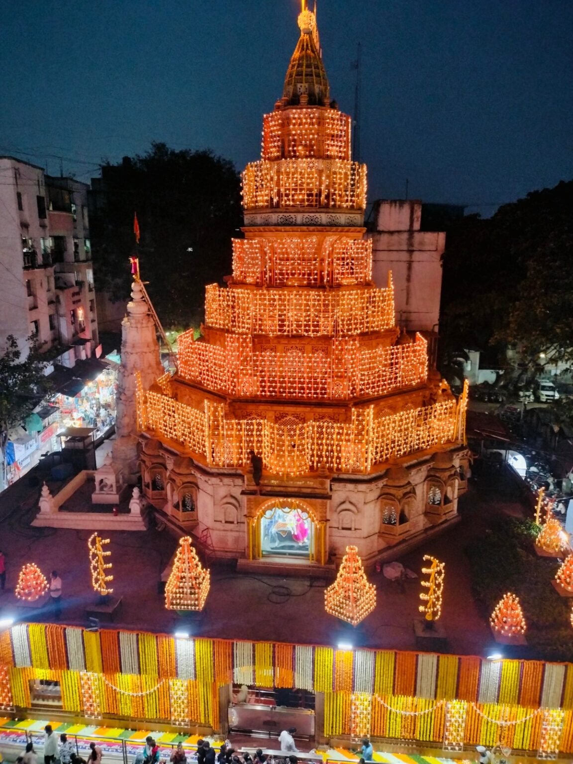 श्रीमंत दगडूशेठ गणपतीला ५२१ पदार्थांचा महानैवेद्य आणि १ लाख २५ हजार दिव्यांची आरास श्रीमंत दगडूशेठ हलवाई सार्वजनिक गणपती ट्रस्ट