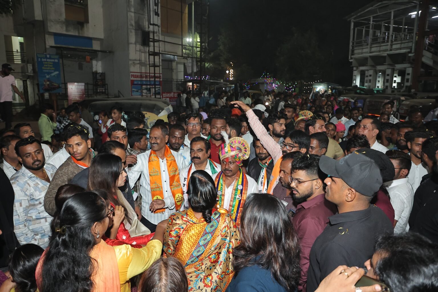 ढोल ताशाच्या गजरात मिरवणूक, फुलांची उधळण करत स्वागत अन् औक्षण करून दिले आशीर्वाद