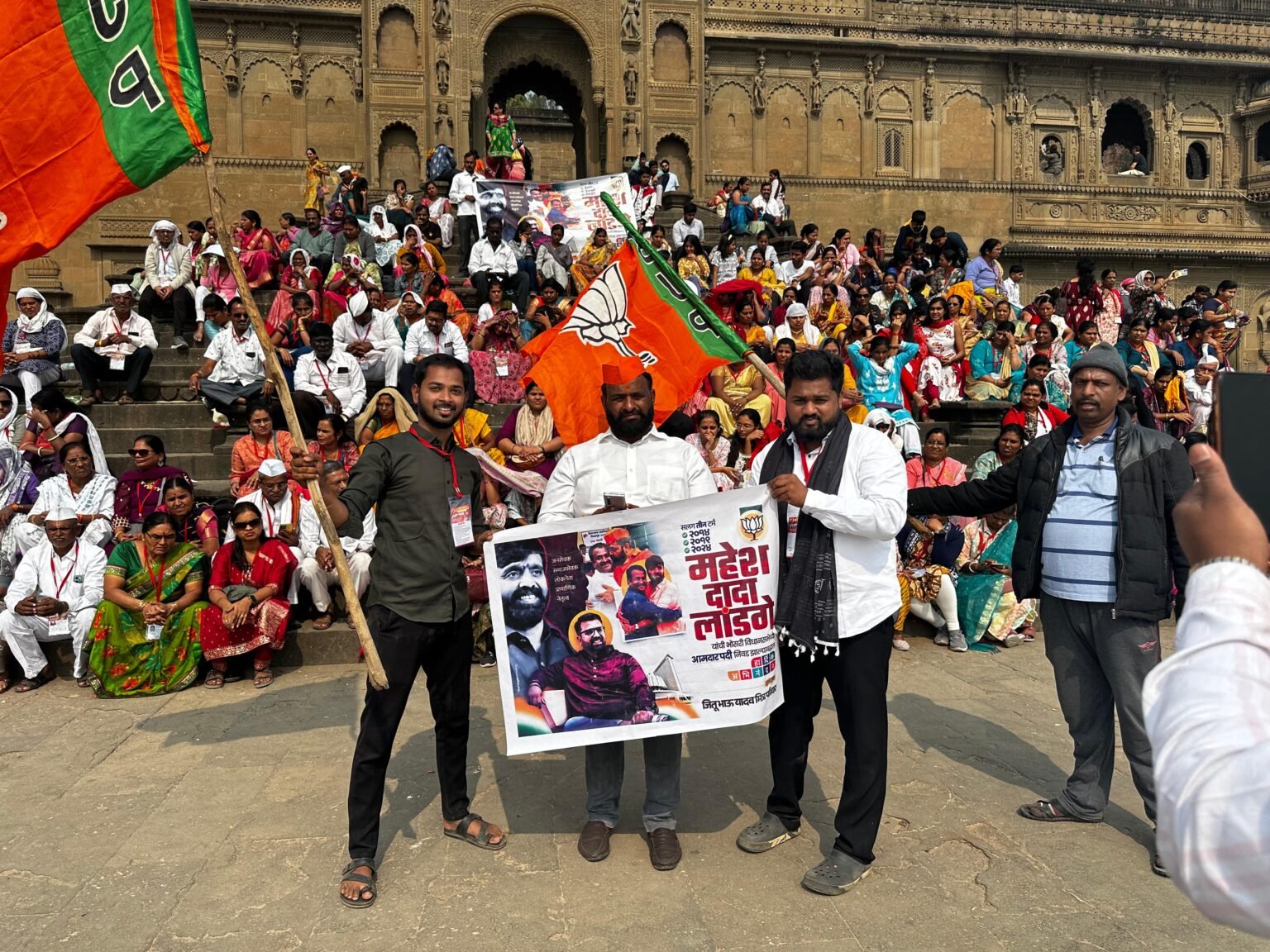भोसरीच्या विजयाचा जल्लोष मध्यप्रदेश महेश्वर येथे साजरा