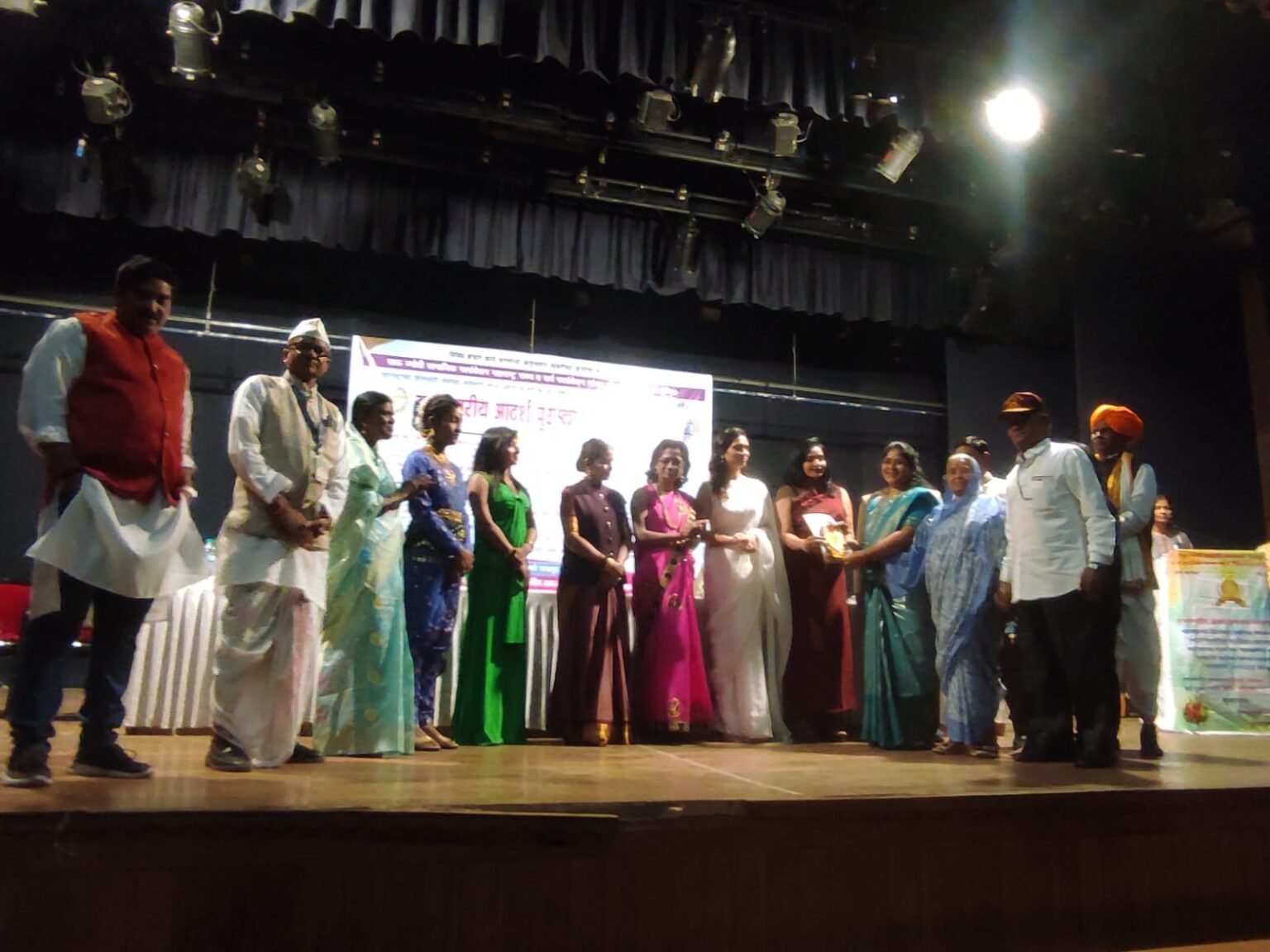 शितल भानुदास औटी यांना शैक्षणिक क्षेत्रात उल्लेखनीय कार्य केल्याबद्दल साउ ज्योती फौंडेशन महाराष्ट्र राज्य यांच्यावतीने आदर्श शिक्षिका पुरस्काराने सन्मानित