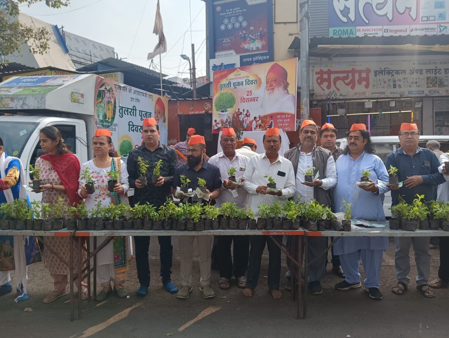 सिंधी समाज, सामाजिक कार्यकर्ते यांच्यावतीने आसाराम बापू यांच्या प्रेरणेतून सर्व समाजातील बांधवांना तुळशीच्या रोपांचे वाटप