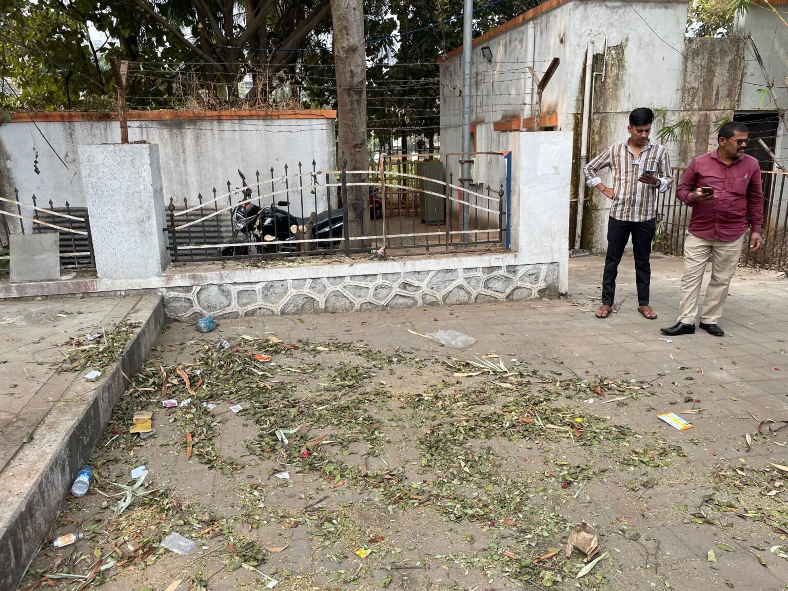 पिंपळे गुरव पोलीस चौकीबाहेर अस्वछता, महापलिका प्रशासनाचे दुर्लक्ष मेघराज लोखंडे यांच्याकडून महापलिका अधिकाऱ्यांची कान उघडणी