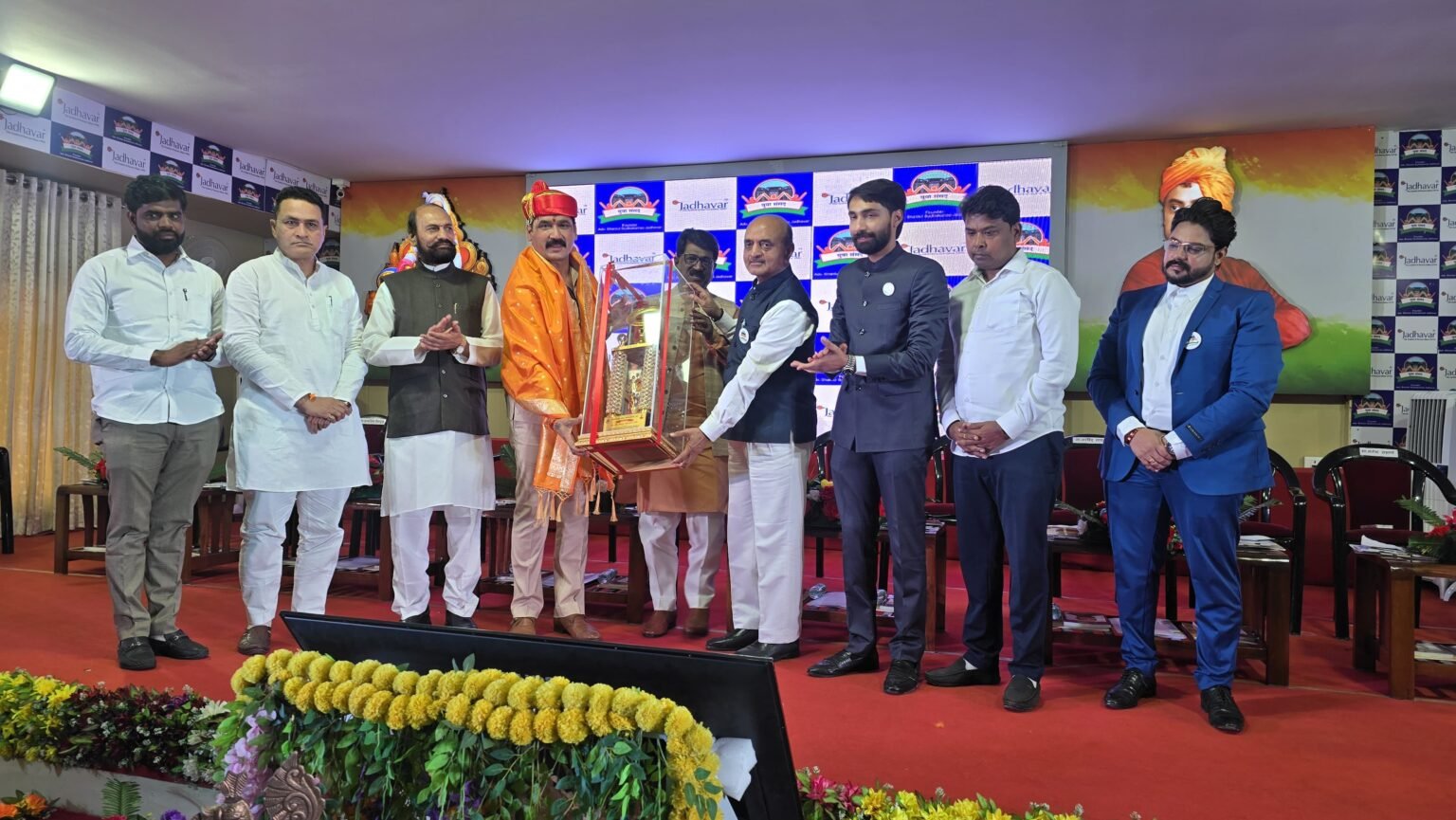 जाधवर ग्रुप ऑफ इन्स्टिट्युट्स तर्फे नाना काटे यांना आदर्श नगरसेवक पुरस्कार प्रदान