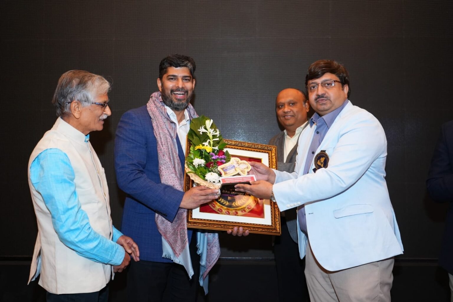 डॉ. शैलेश हदगांवकर यांना मणक्याच्या शस्त्रक्रियेतील अग्रगण्य कार्यासाठी मराठवाडा गौरव पुरस्कार २०२५ प्रदान
