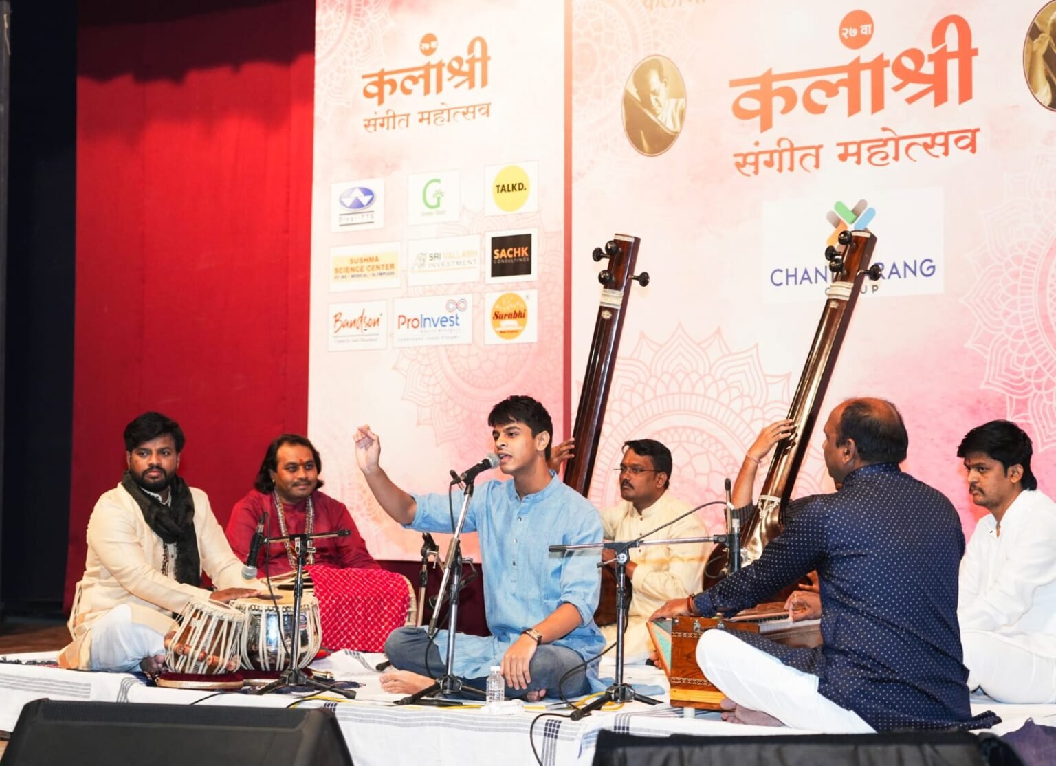 युवा गायक विराज जोशी, बासरी वादक पं. हिमांशू नंदा आणि शास्त्रीय गायिका गायत्री जोशी यांनी जिंकली रसिकांची मने