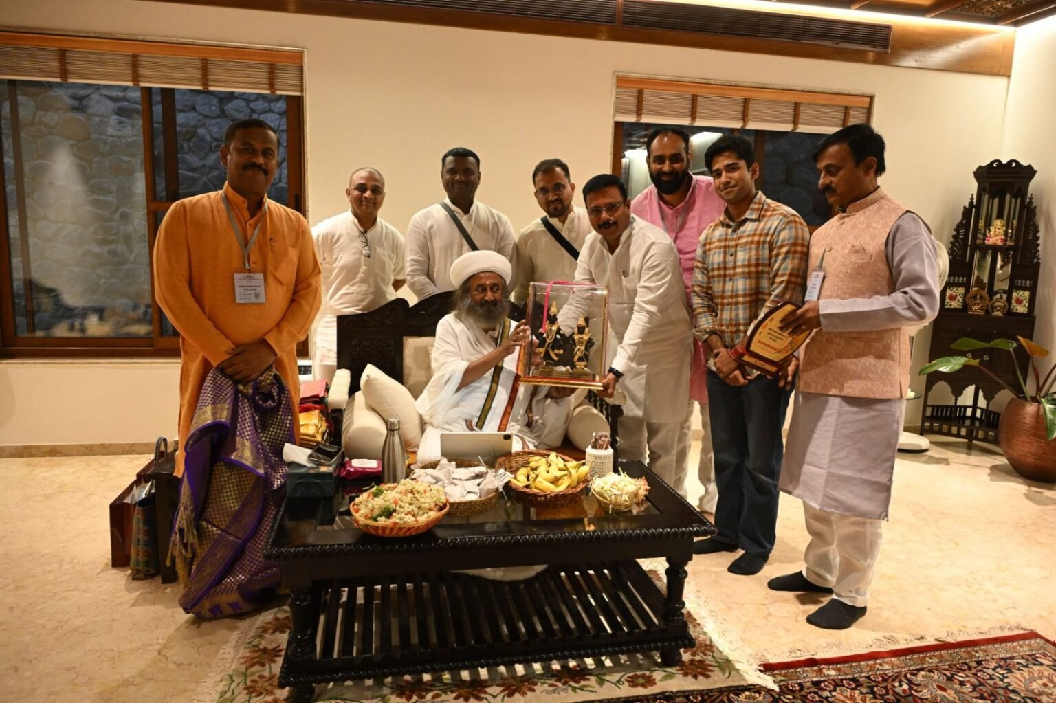 बेंगलोर येथे श्री श्री रविशंकर यांच्या हस्ते पिंपरी चिंचवड लघुउद्योग संघटनेच्या २०२५ दिनदर्शिकेचे प्रकाशन
