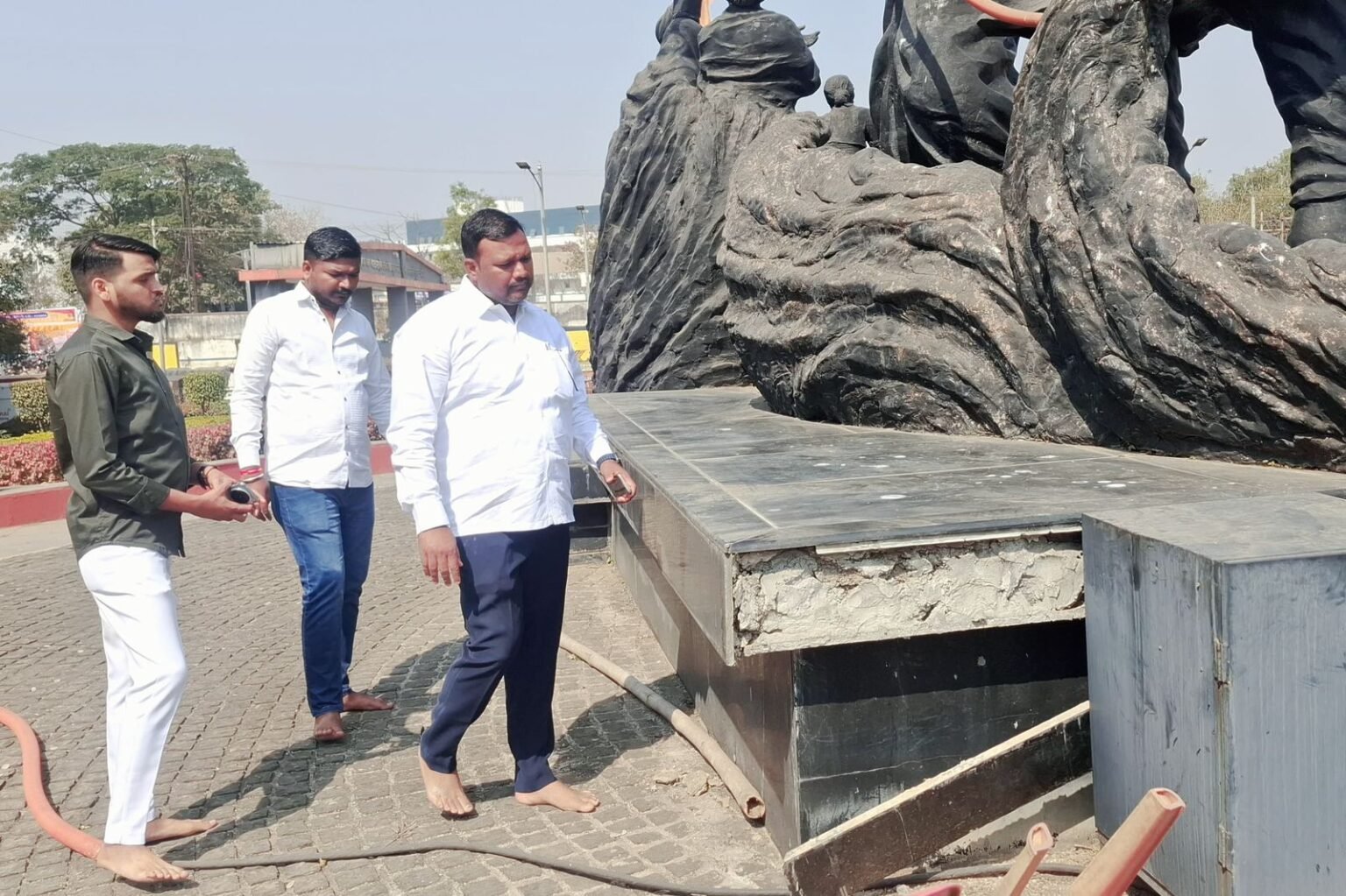 भक्ती शक्ती समूह शिल्पाला व त्याच्या चौथर्याला मोठ्या प्रमाणात तडे, शिल्पाच्या दुरुस्तीचे काम लवकरात लवकर सुरू करा – सचिन चिखले