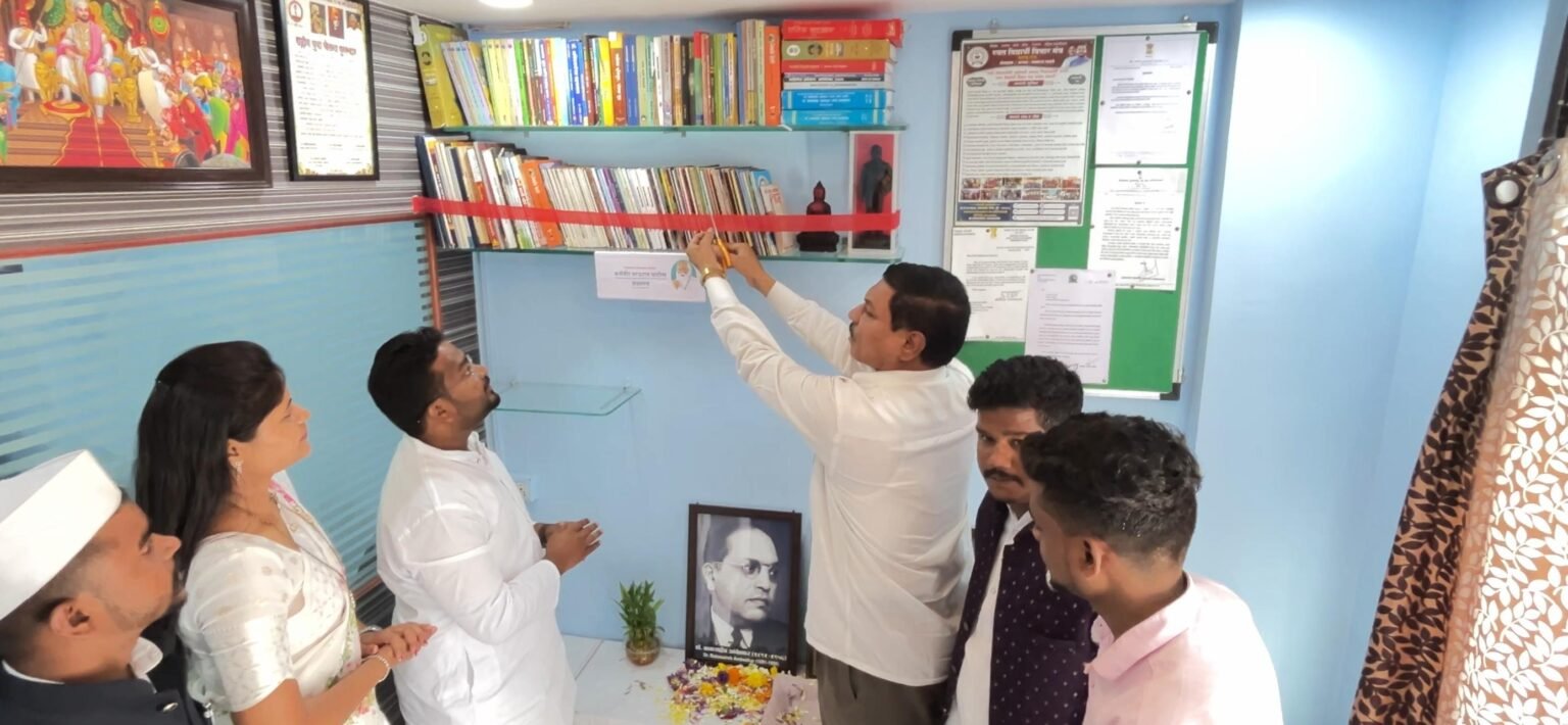 प्रजासत्ताक दिनाच्या औचित्याने पद्मभूषण डॉ.कर्मवीर भाऊराव पाटील ग्रंथालयाचे उद्घाटन