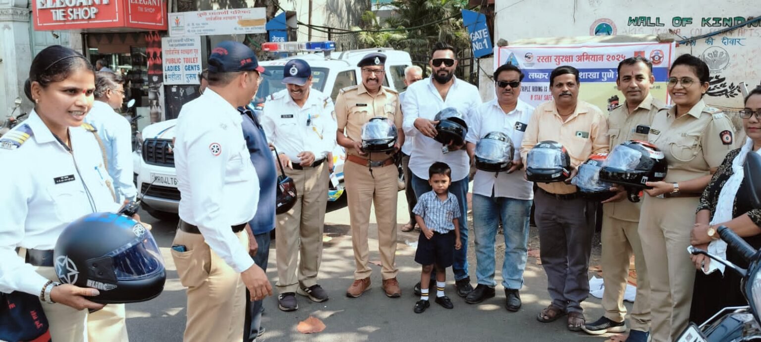 मोटार ड्रायव्हिंग स्कूल ओनर्स असोसिएशनच्या वतीने रस्ता सुरक्षानिमित्त हेल्मेट वाटप