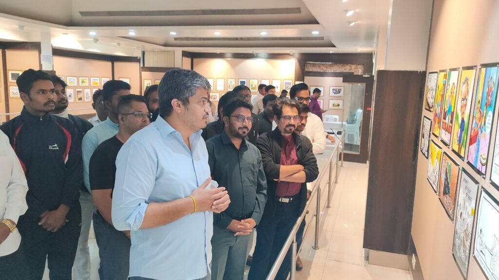 युवा संवाद आयोजित आंतरराष्ट्रीय व्यंगचित्र महोत्सवास आमदार रोहित पवार यांची भेट