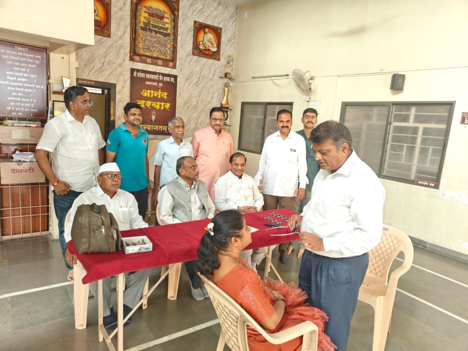 कासारवाडी येथील महर्षि आनंद सेवा प्रतिष्ठानच्या नेत्र चिकित्सा शिबिरामध्ये १०७ जणांची मोफत नेत्र तपासणी आणि ९० जणांना चष्मे वाटप